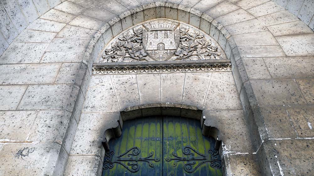 Les armoiries de la ville rappellent sa nature de place forte