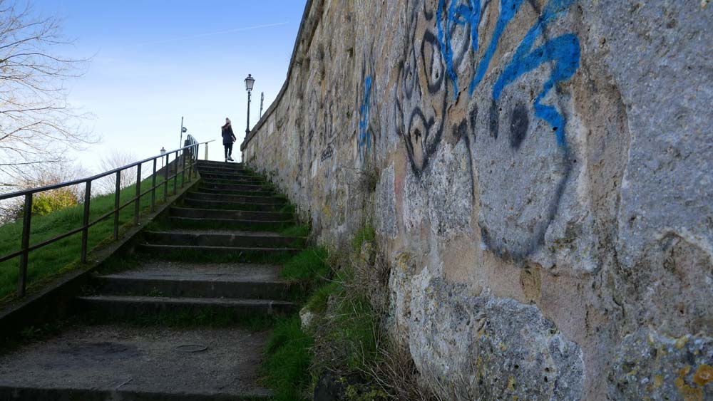 En s’élevant vers le chemin de ronde