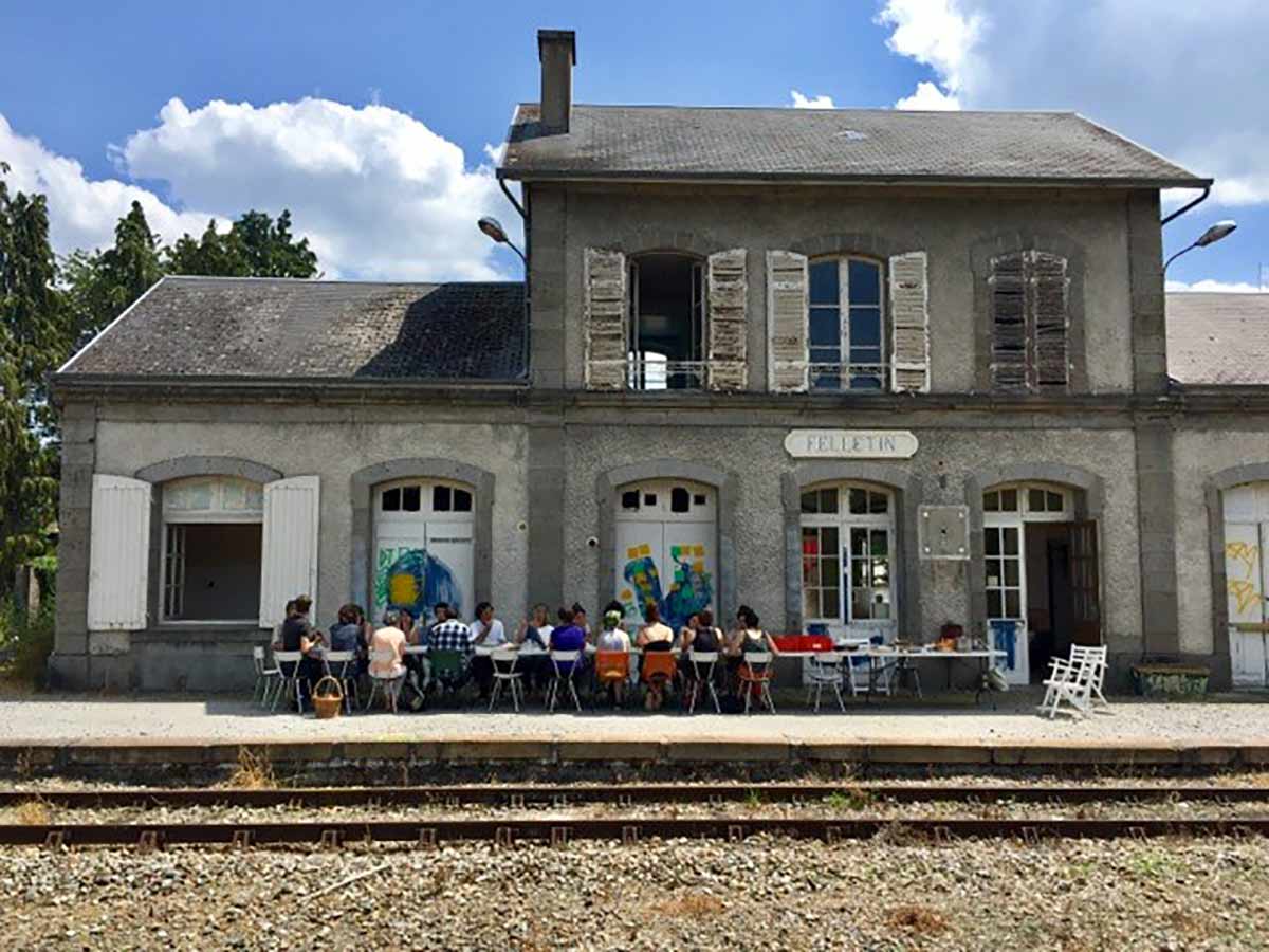 Photo de Quartier Rouge à la gare