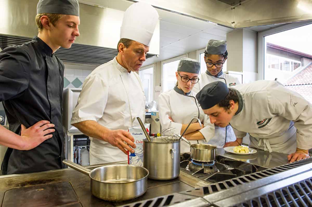 Photo dans la cuisine d'un lycée professionnel
