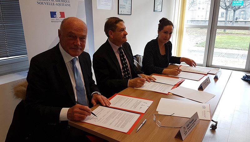 Photo d'Alain Rousset signant la convention Occitan