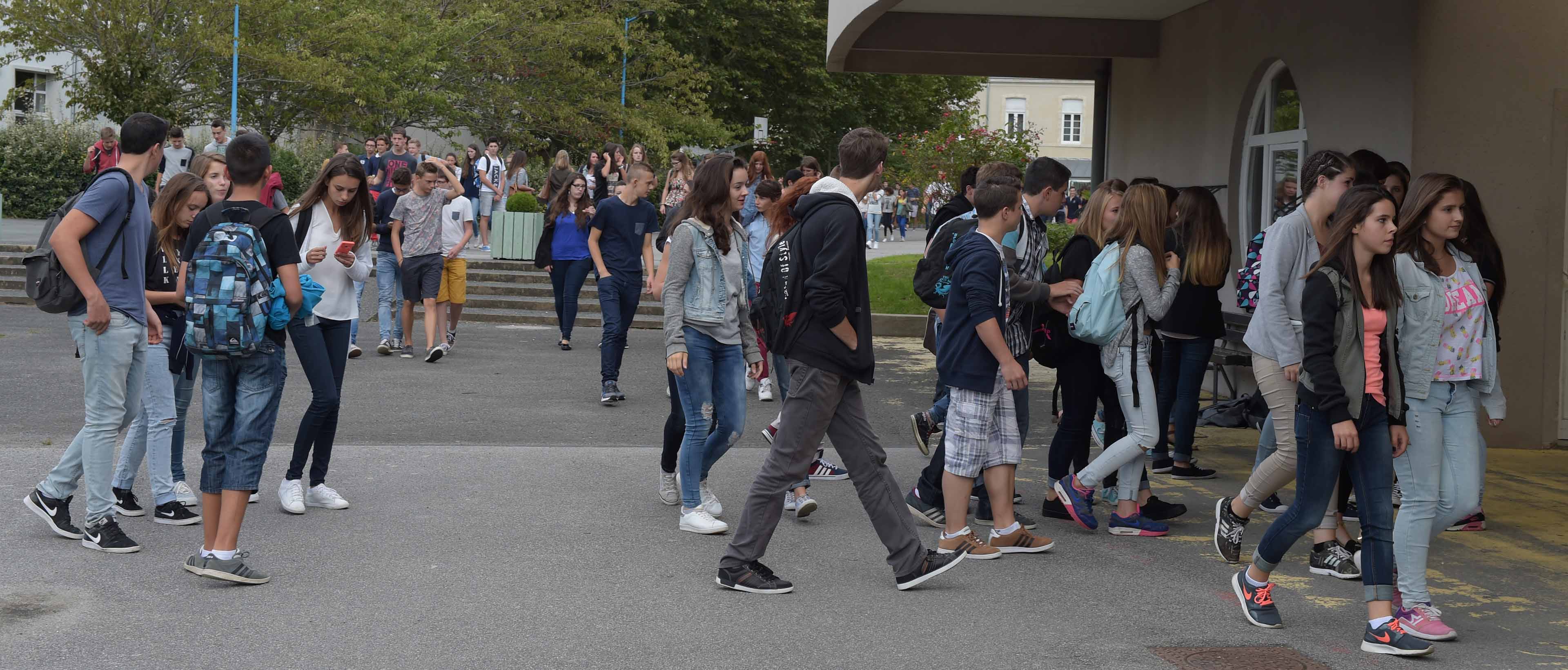 une large concertation sur les grandes orientations de leurs politiques en matière de jeunesse, en réunissant des jeunes, des collectivités territoriales, des institutions, des acteurs économiques et sociaux et des mouvements associatifs.