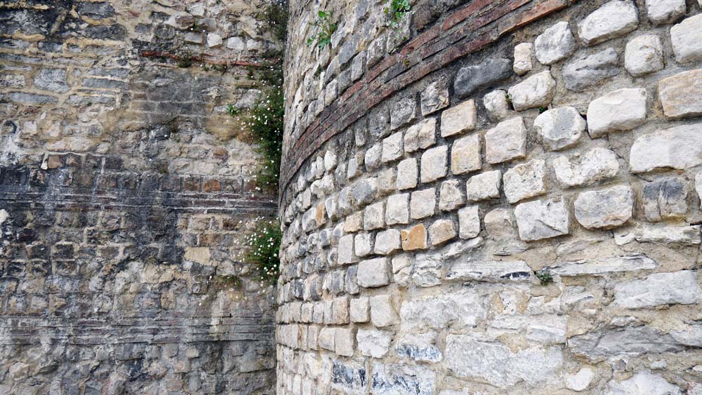 Gros plan sur les remparts gallo-romains