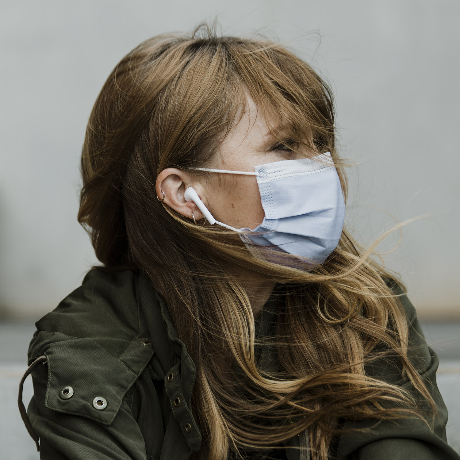 Jeune fille masquée
