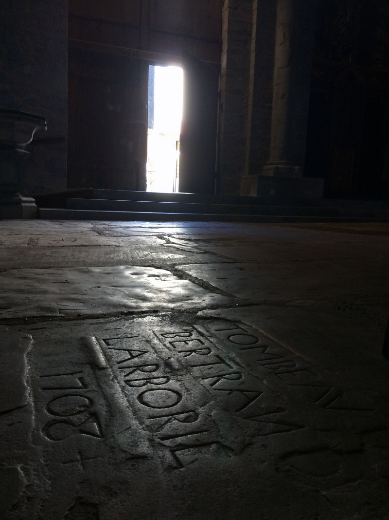 Au sol, des sépultures des XVIIe et XVIIIe siècles