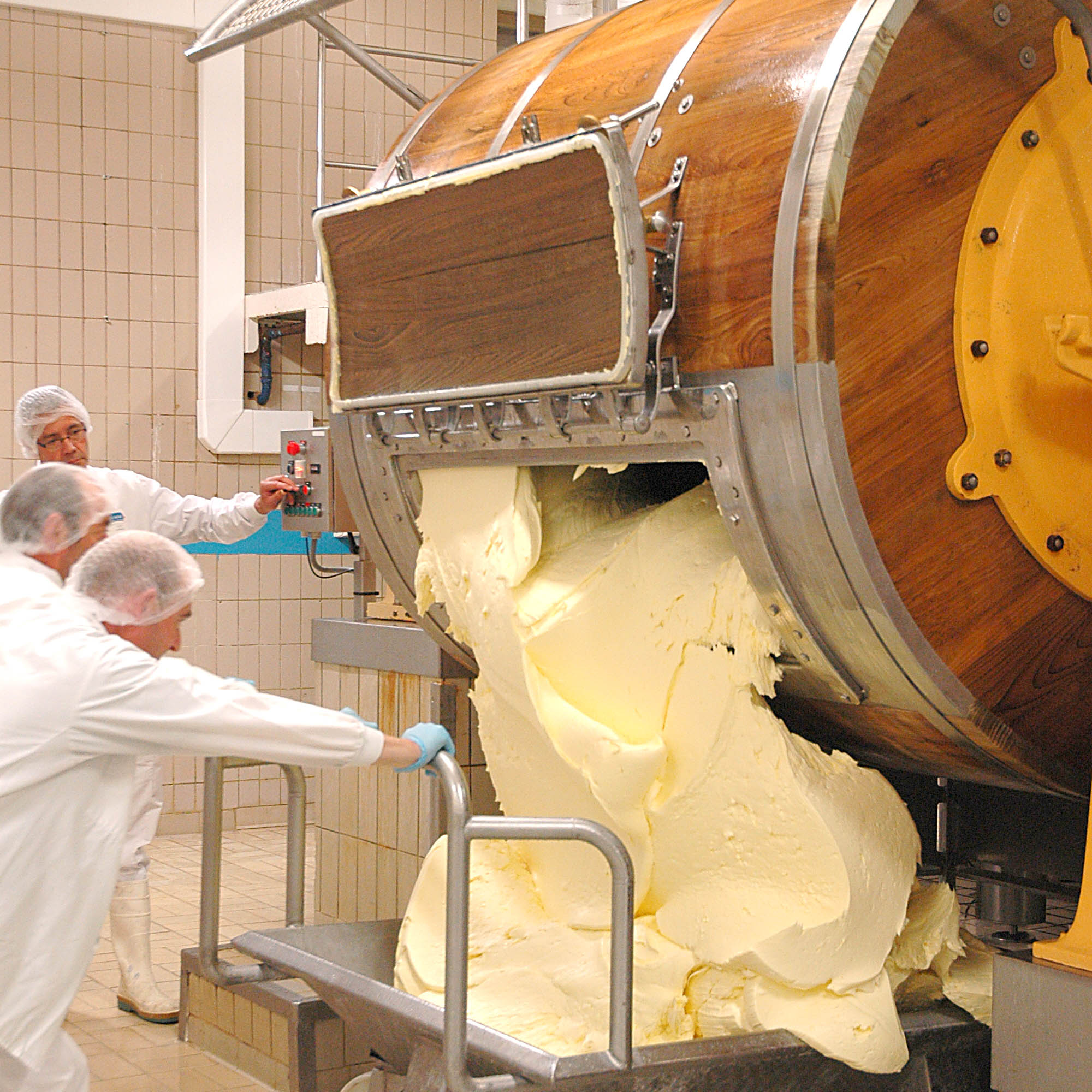 Fabrication du beurre d'Echiré dans une baratte en bois de 900 kg.