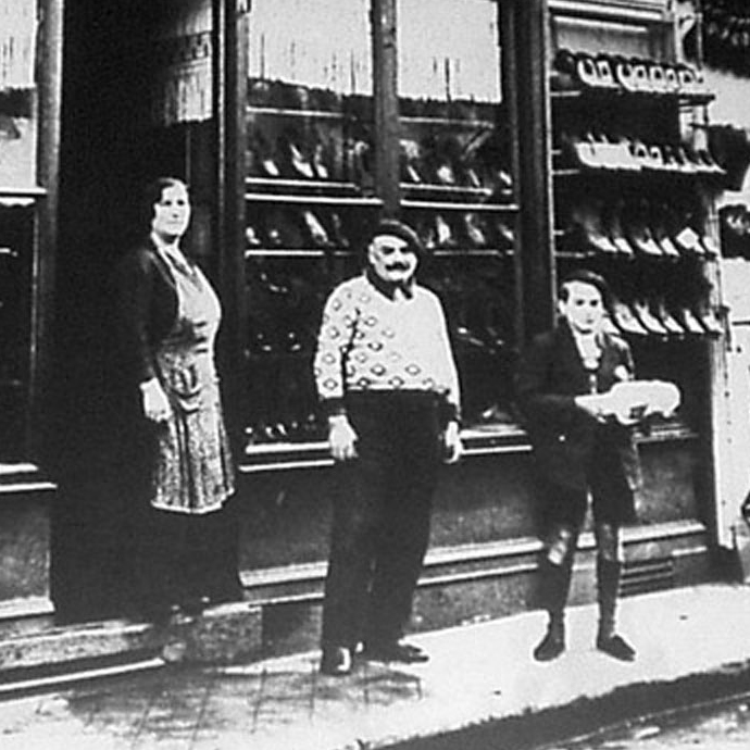 Ancienne photo de l'atelier de charentaise de James Rondinaud.