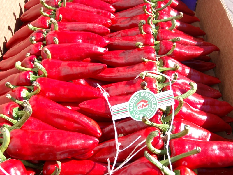 Cordes de piments d'Espelette, avec une étiquette certifiant leur origine