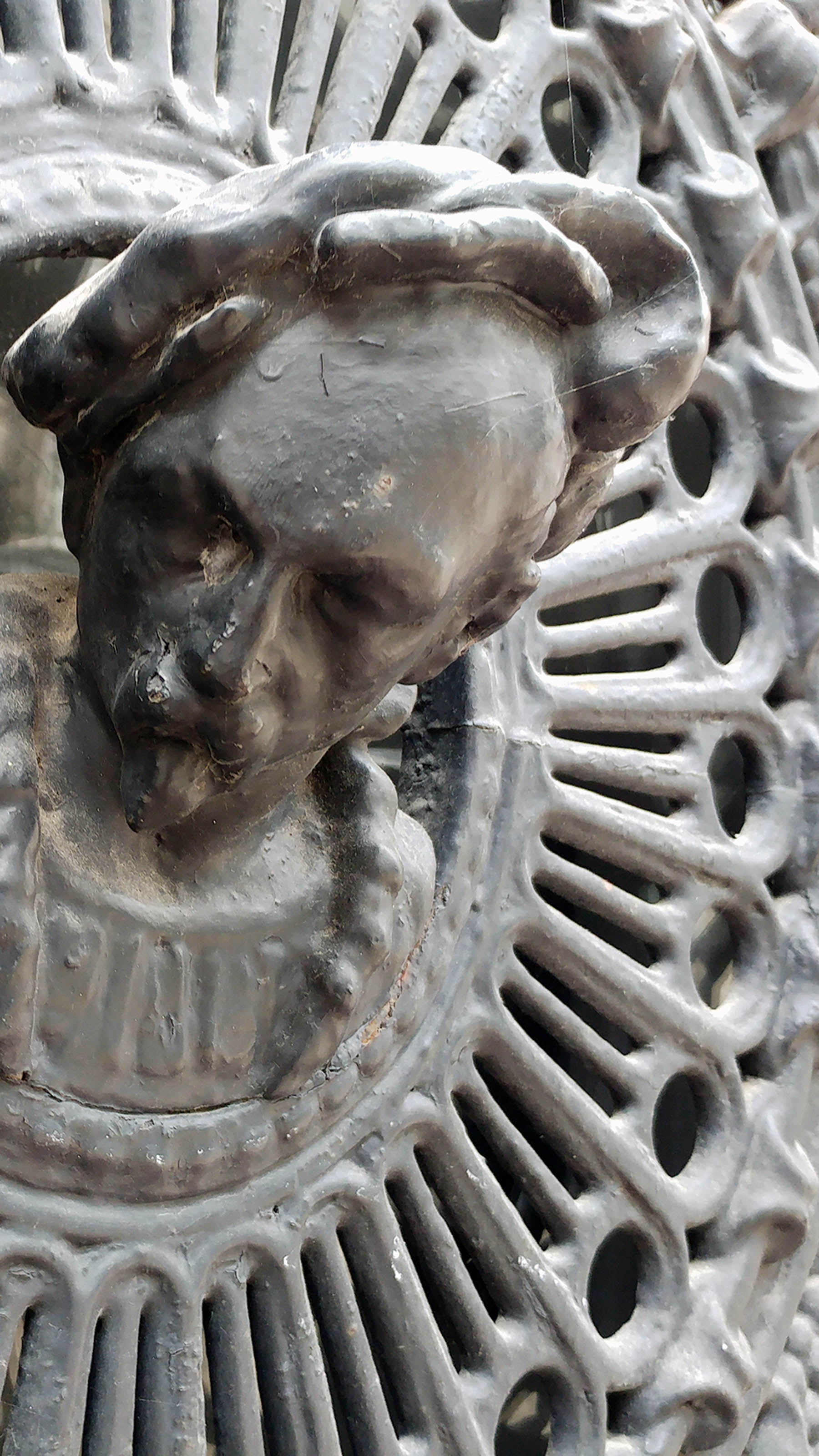 Détail d'un mascaron représentant une tête de gentilhomme à Cognac, Charente