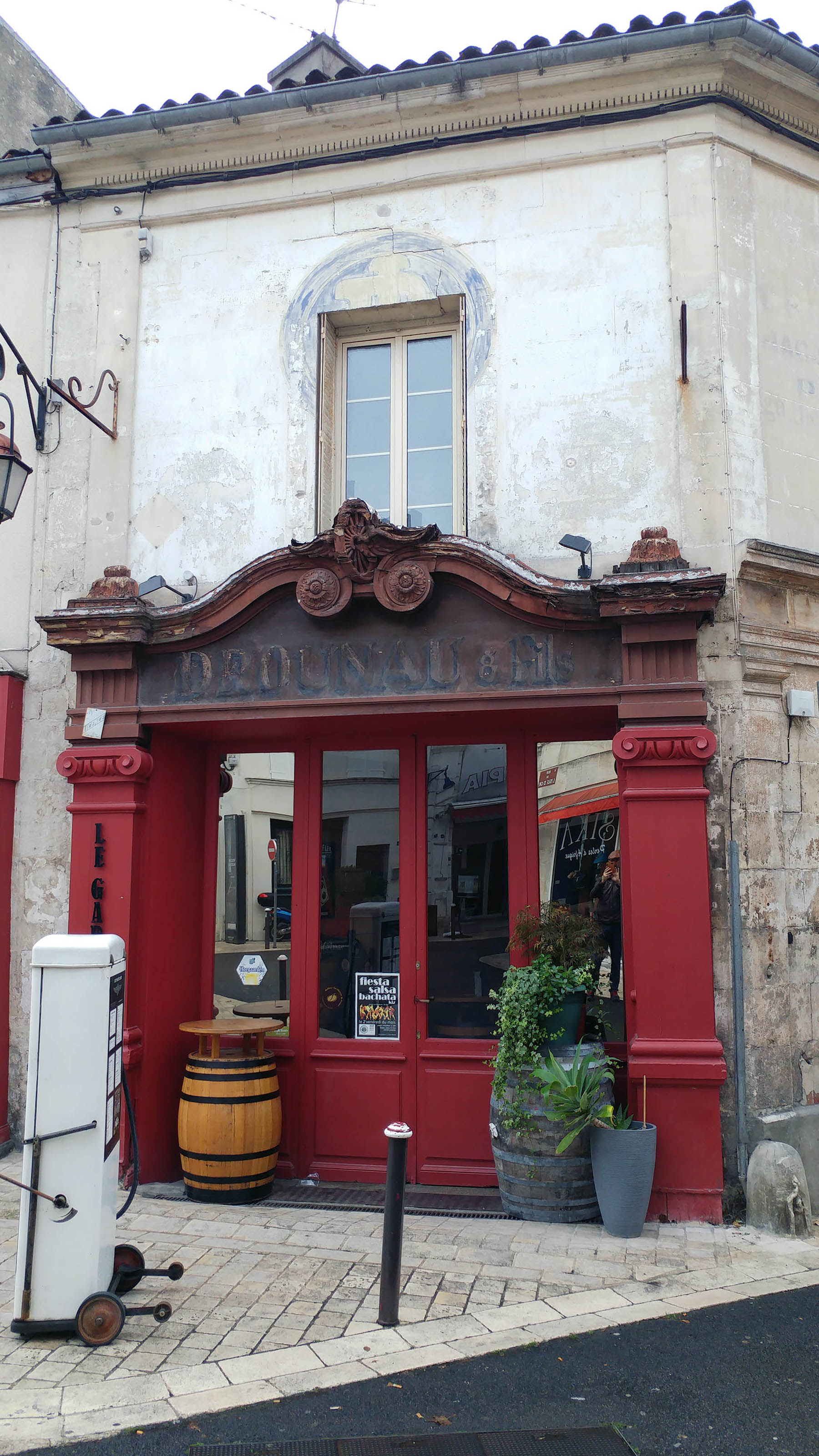 Une devanture de magasin en bois peint à Cognac Charente