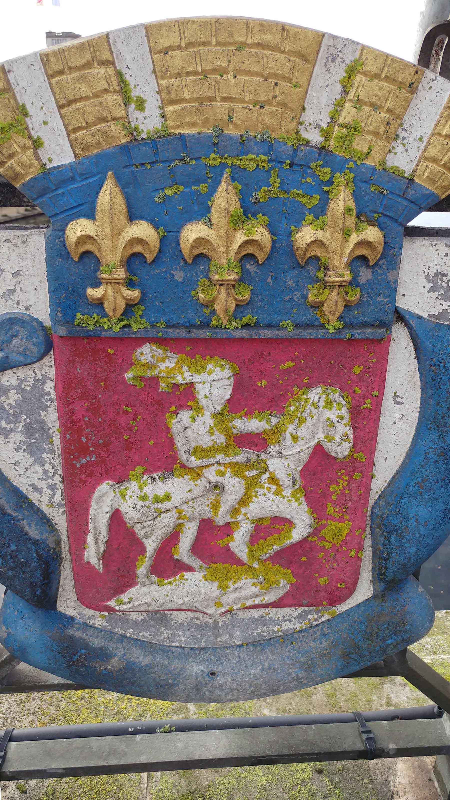 Une enseigne représentant un chevalier et trois fleurs de lys, dans une rue de Cognac, en Charente