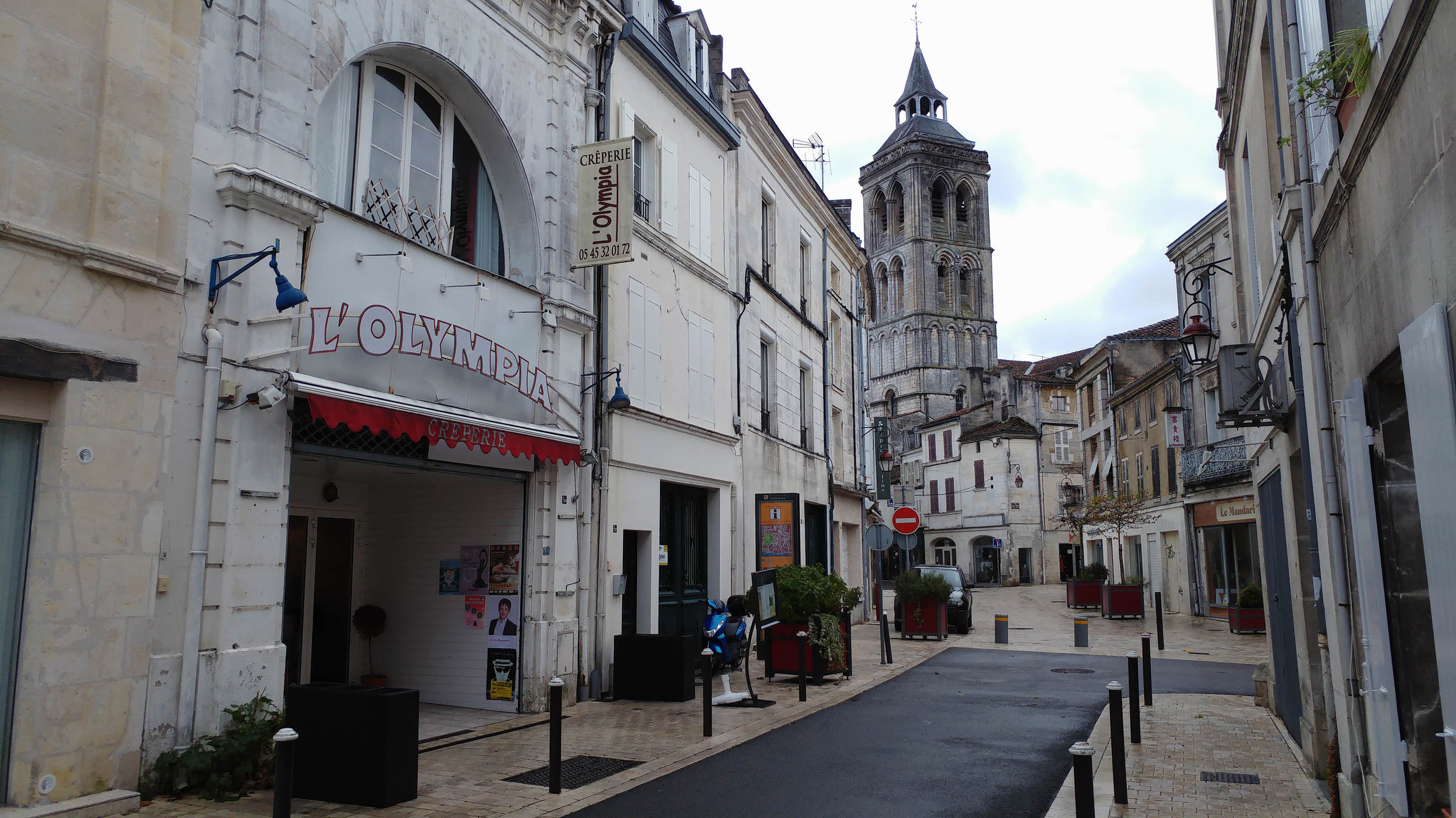 Une rue marchande du vieux Cognac, en Charente