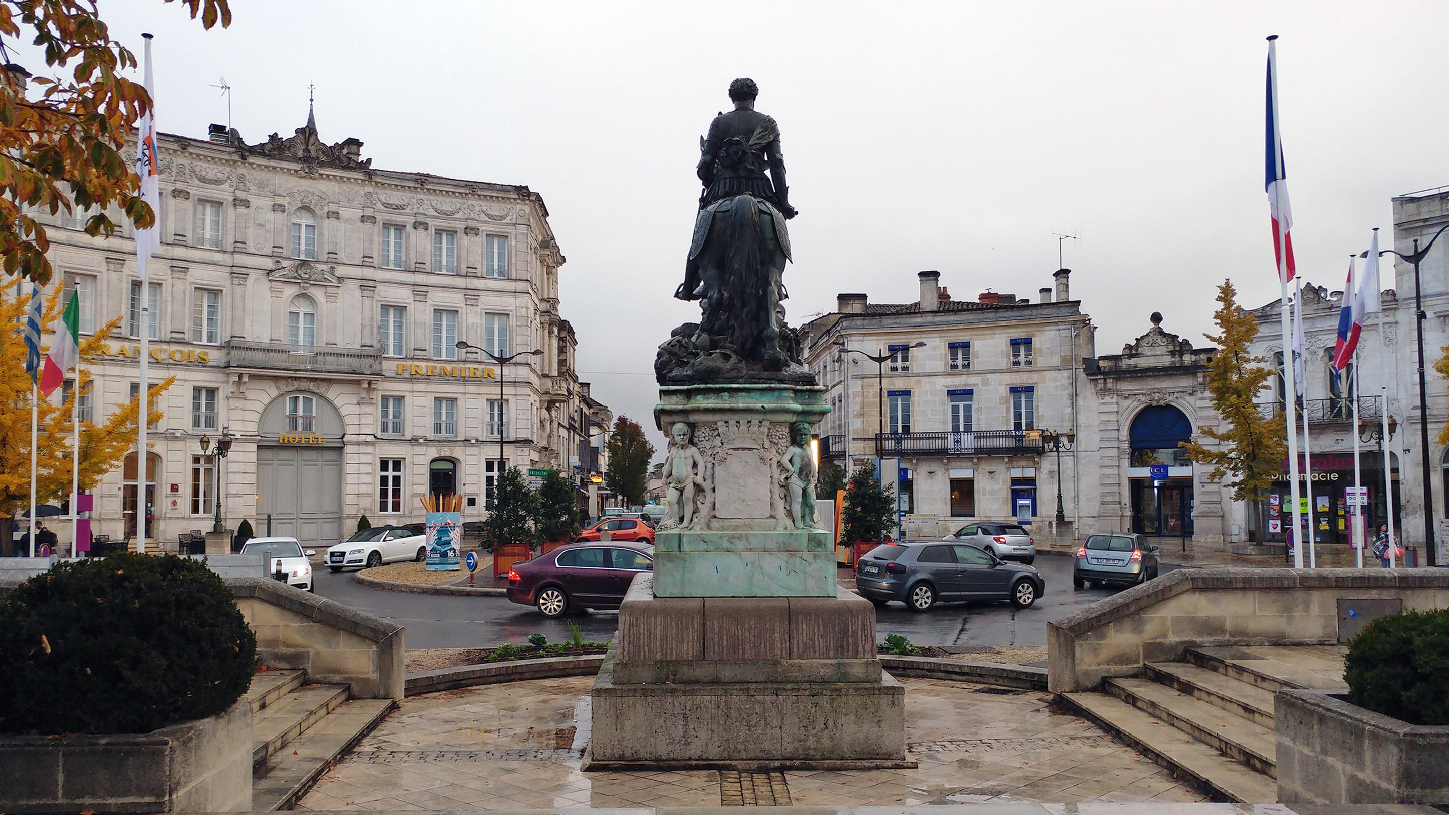 La statue de François Premier vue de dos, à Cognac, un jour d'automne