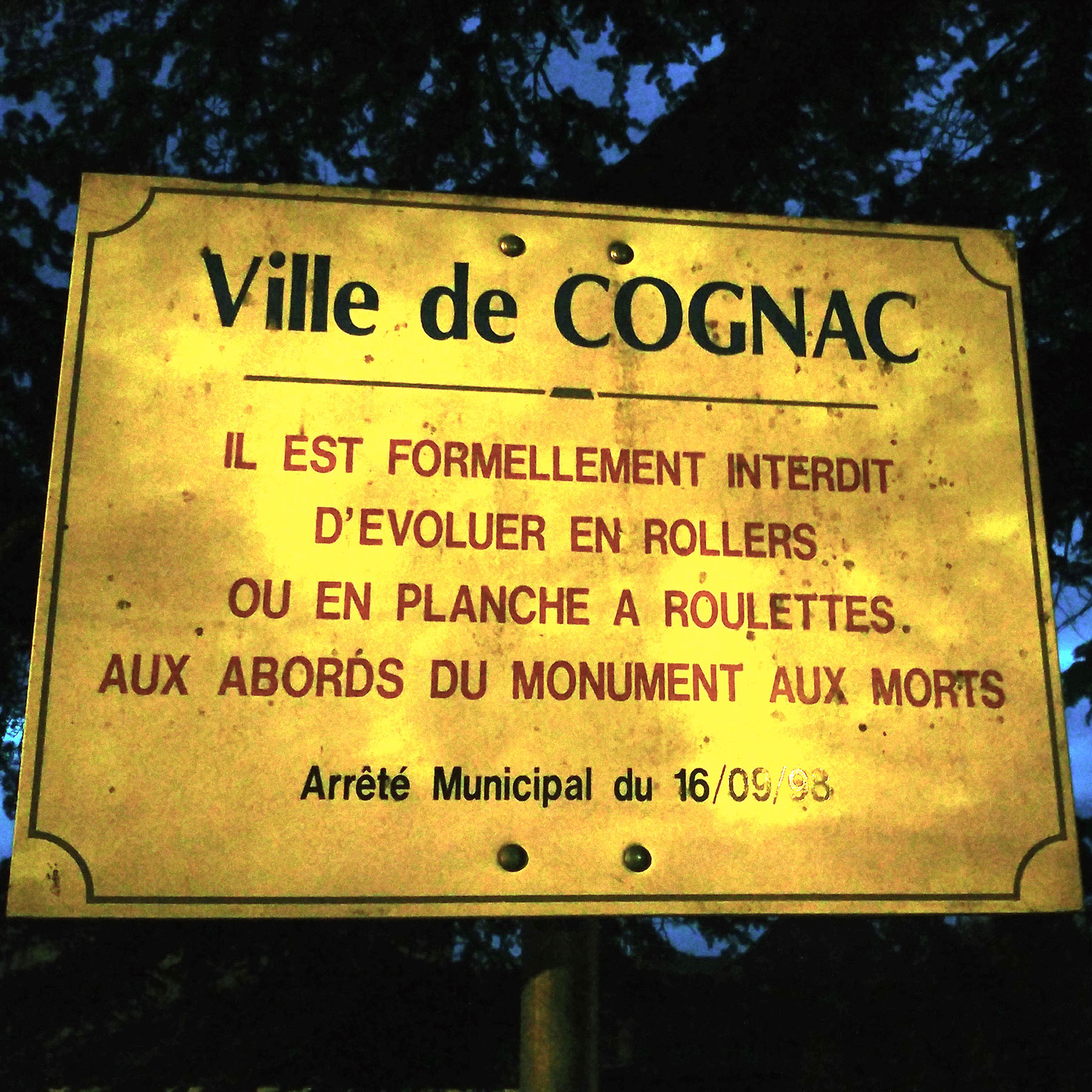 Panneau interdisant de faire du skat près du monuments aux morts, à Cognac