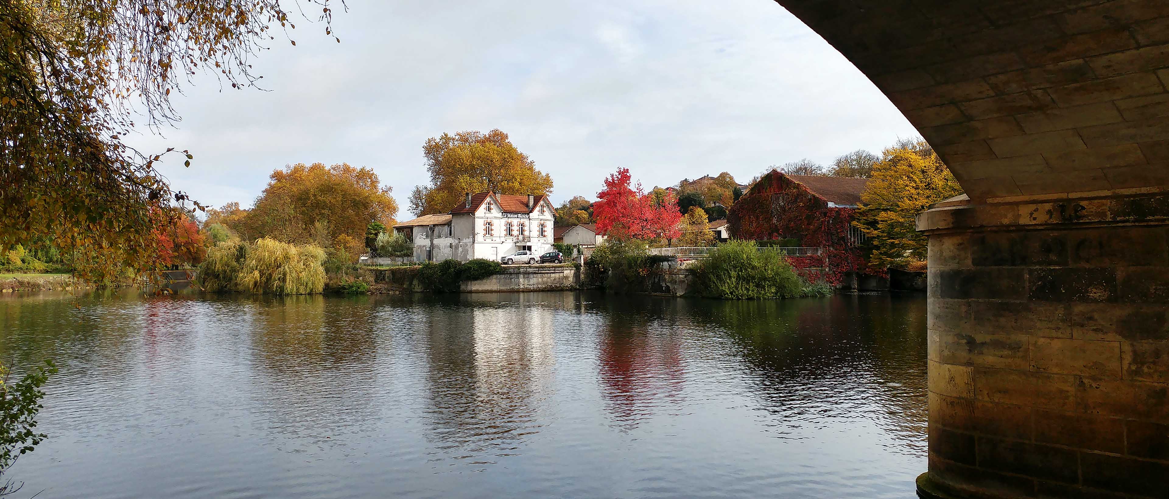 Les bords de la Charente vus de Cognac, sous un pont en pierre.