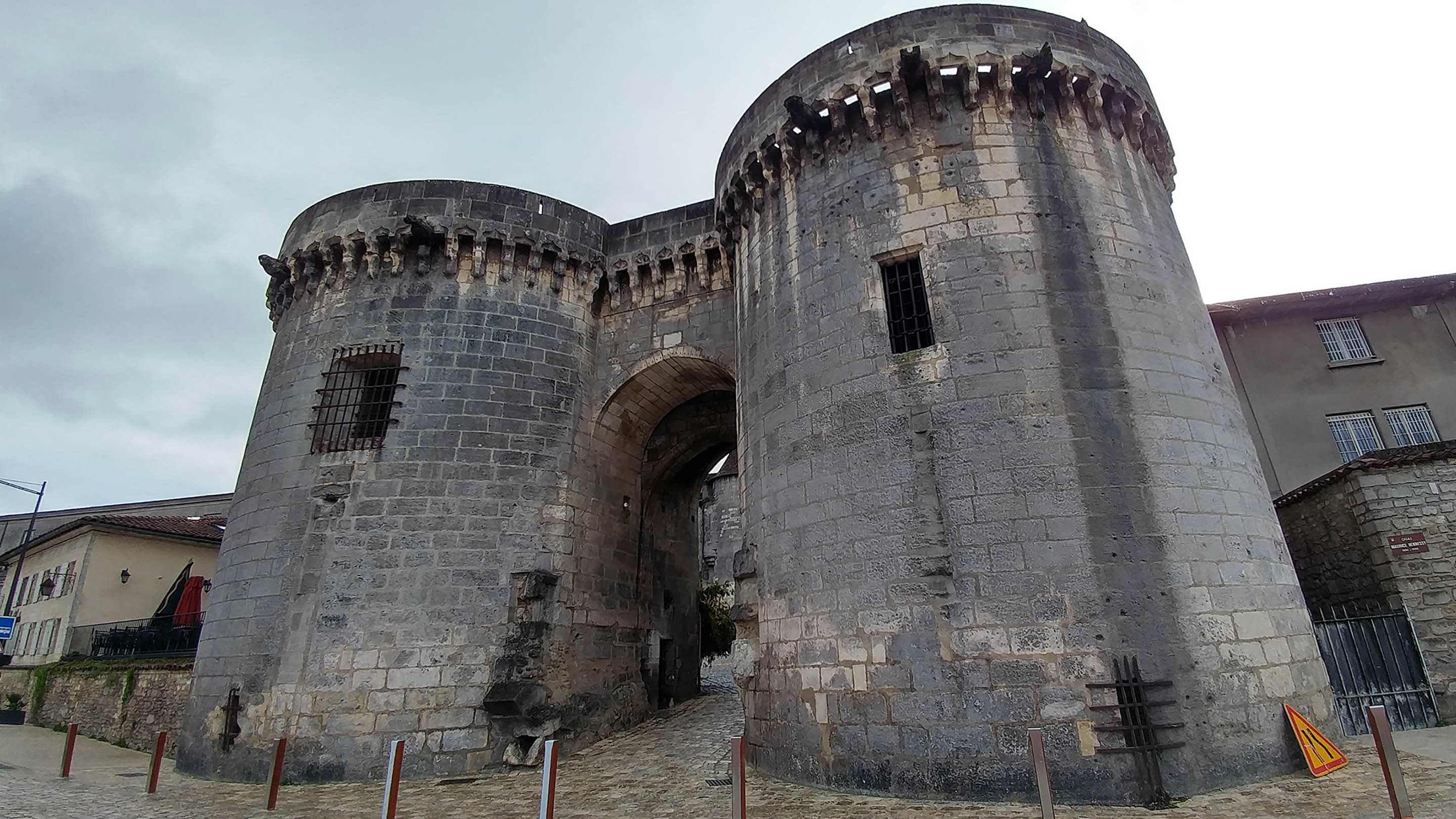 L'impressionnante porte Saint-Jean de la ville de Cognac, et ses deux tours médiévales