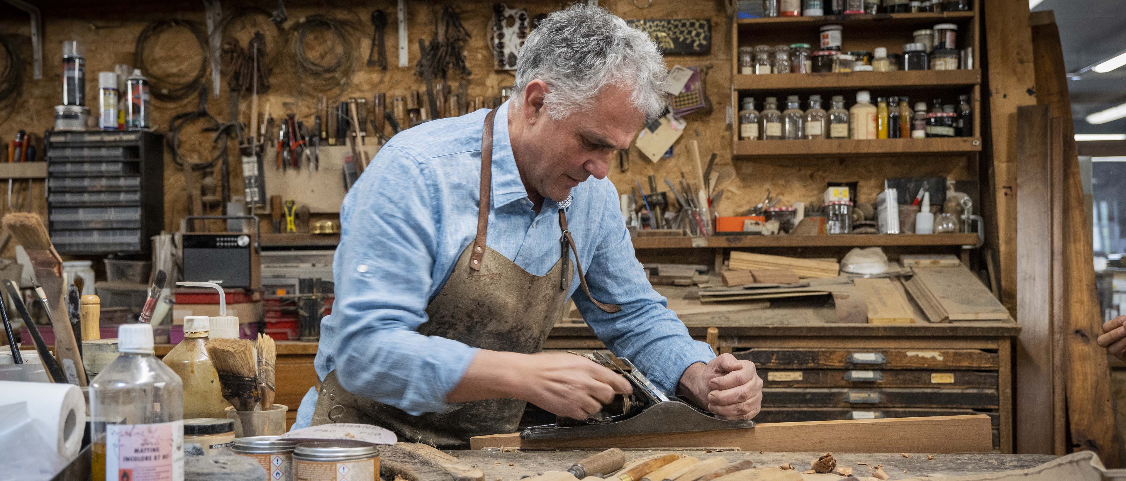 Ebéniste dans son atelier à Cognac