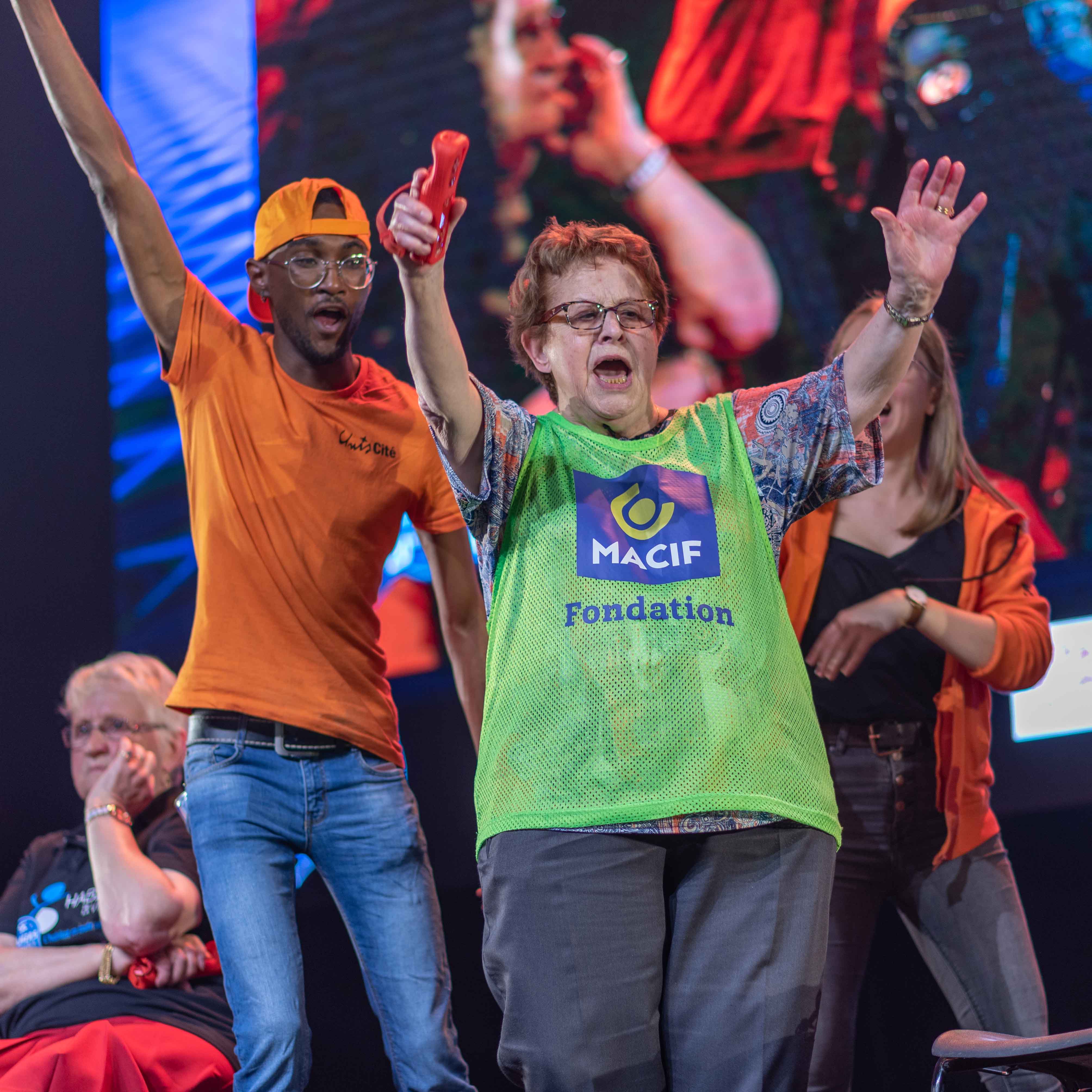 Senior jouant au jeu vidéo avec l'association Silver Geek