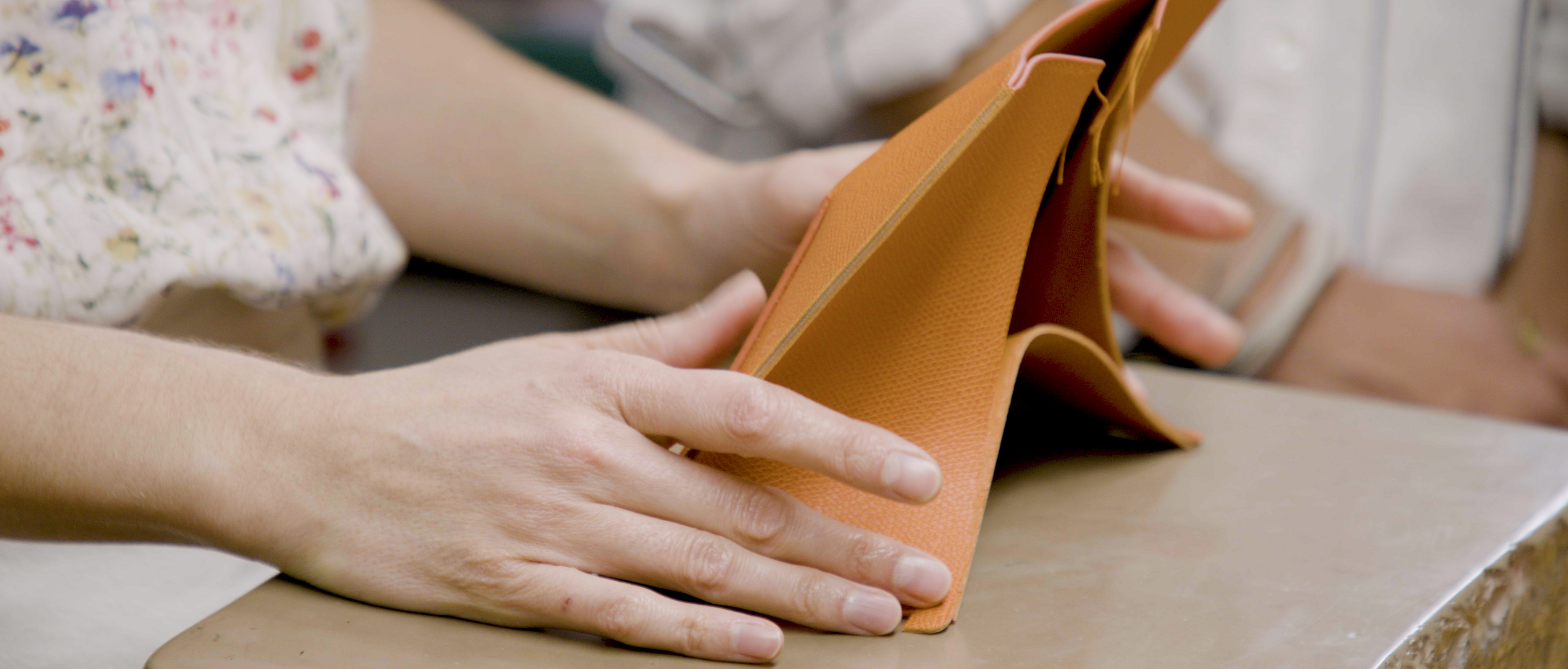 mains tenant une pièce de cuir