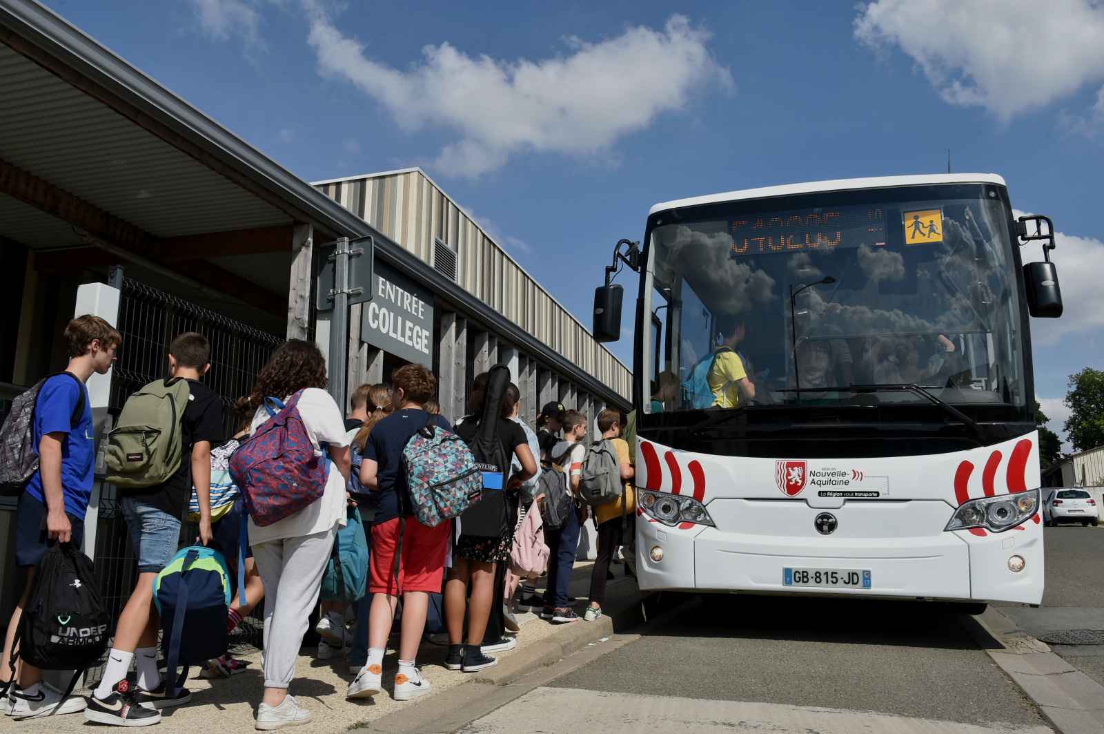 Bus et jeunes devant