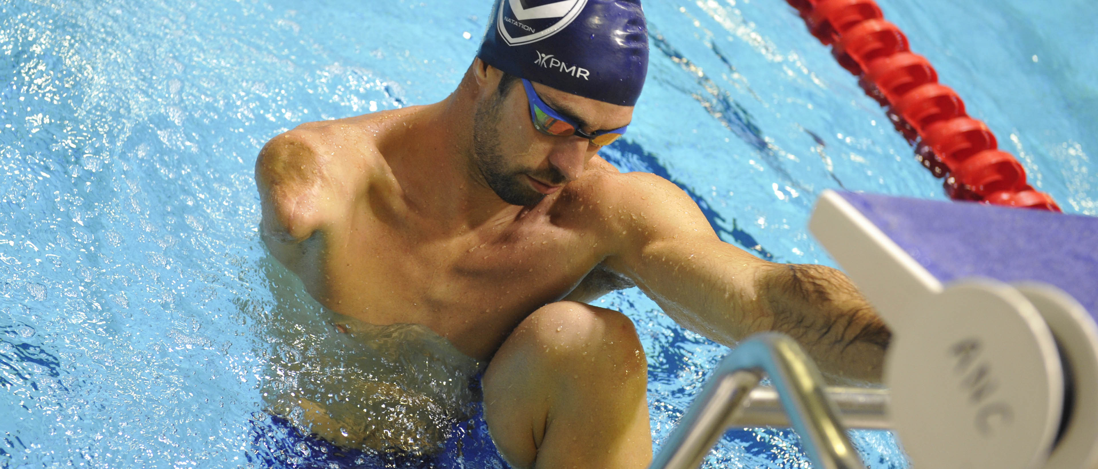 Nageur handicapé lors d'une compétition sportive de haut niveau