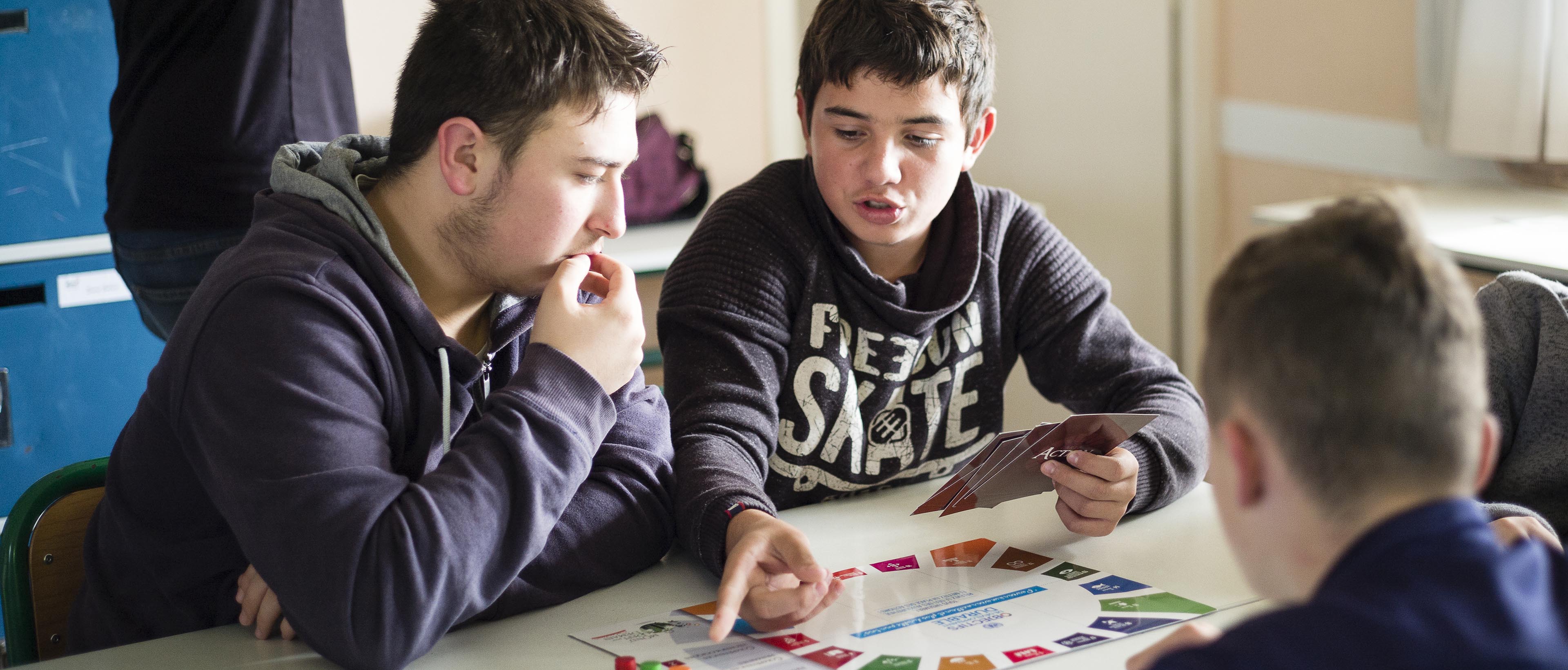 Jeunes lycéens participants à un atelier pédagogique pour la transition écologique