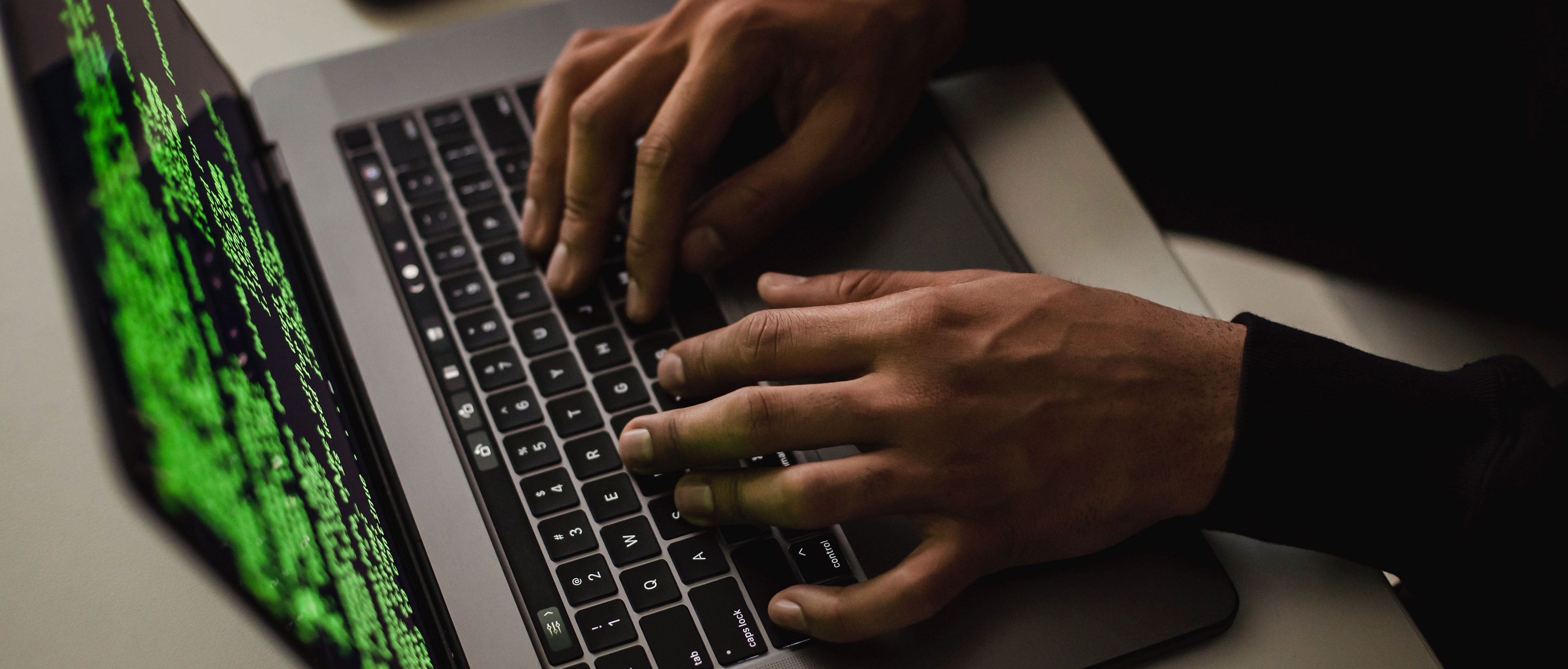 mains sur clavier d'ordinateur