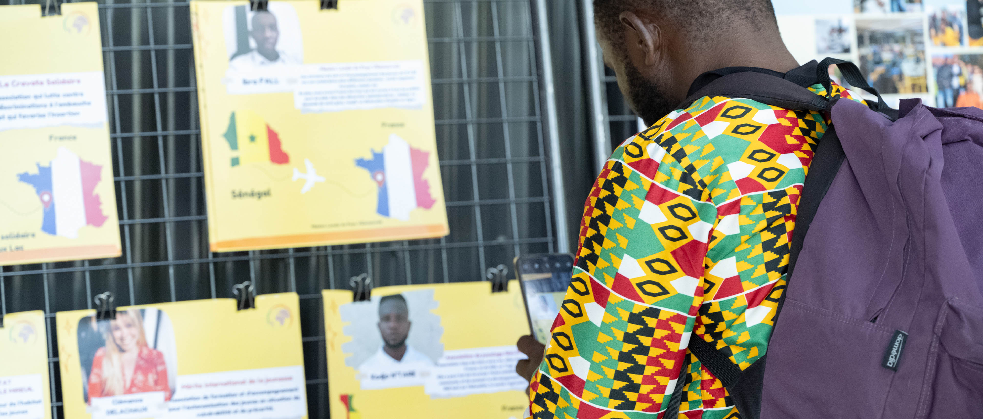 Jeune homme devant une exposition de projet international
