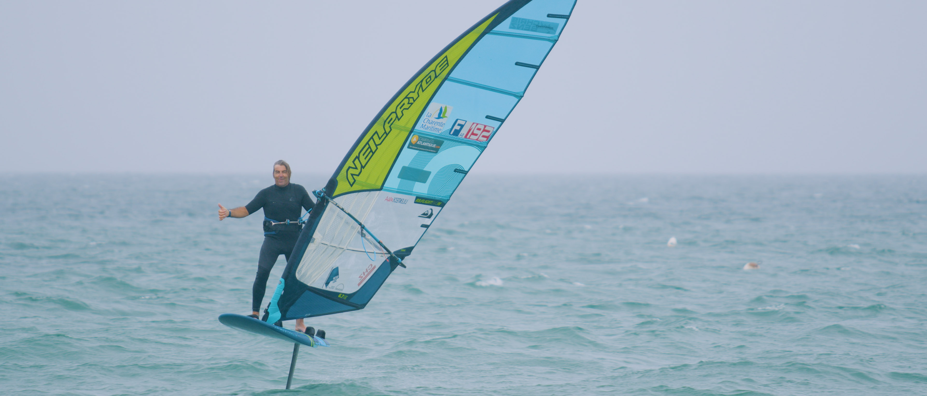 Antoine Albeau en planche à voile au large de l'Île de Ré