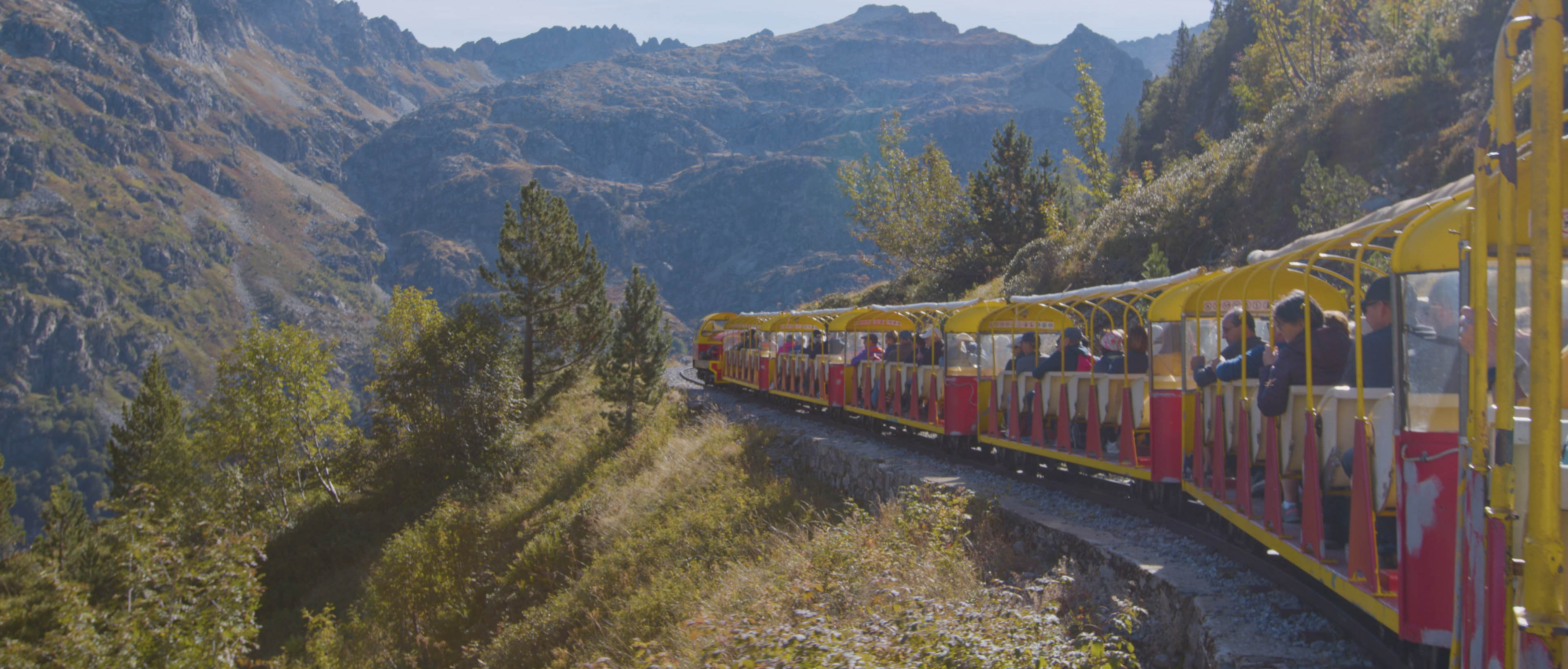 Le train touristique d'Artouste à flan de montagne