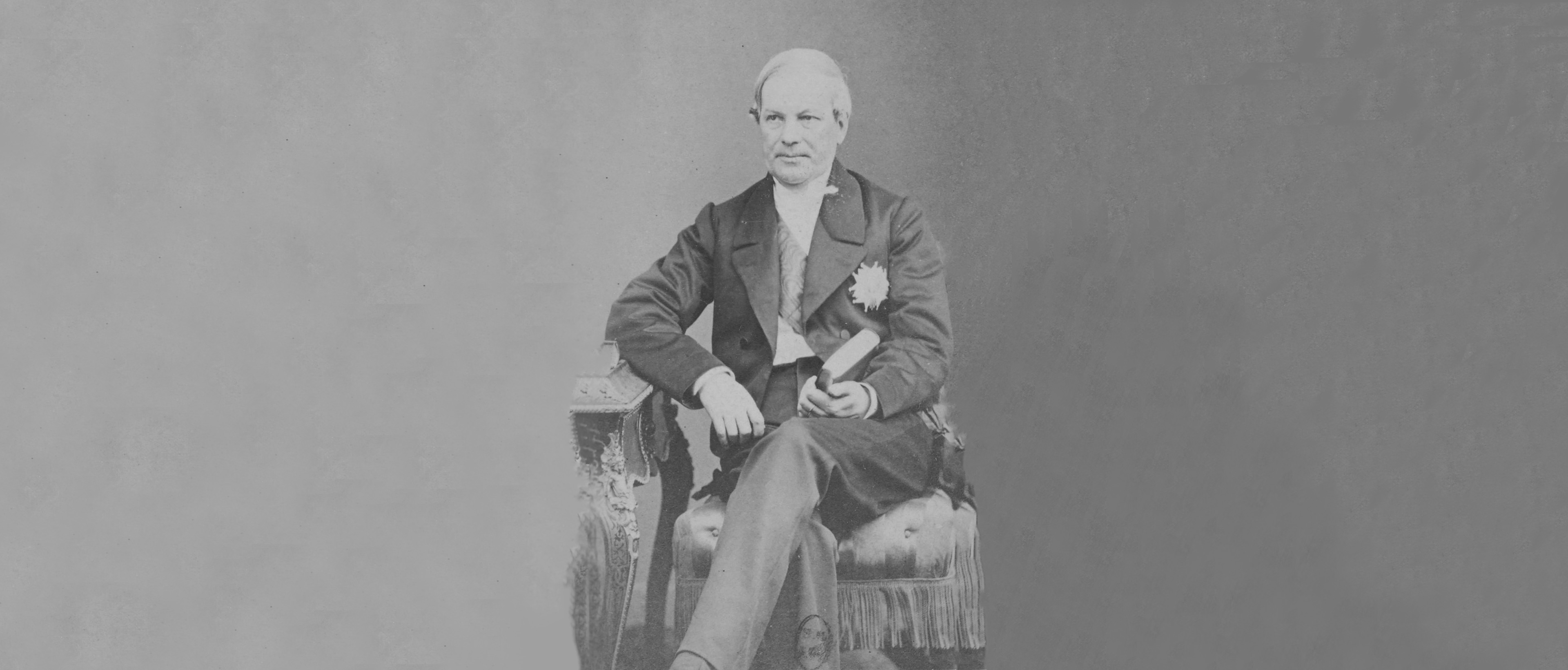 portrait noir et blanc Pierre Magne assis