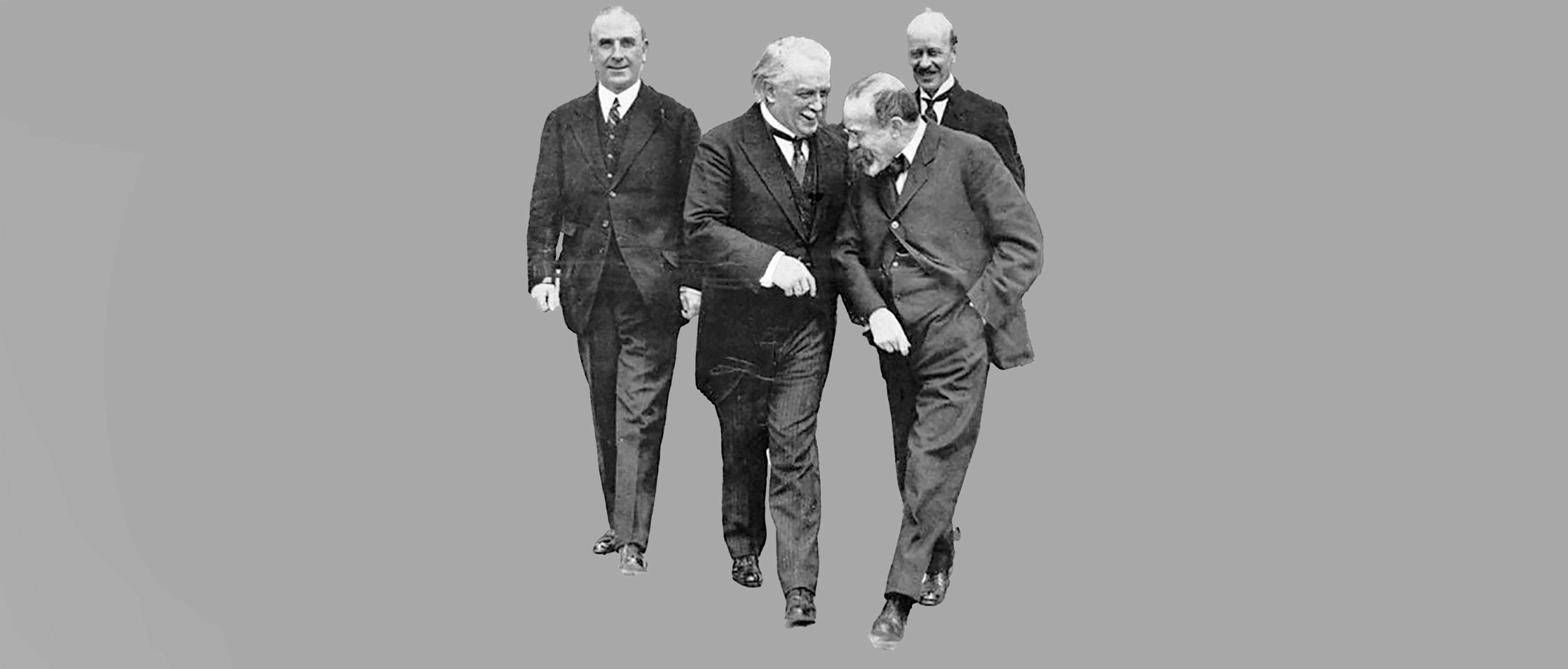 Phot en noir et blanc de quatre hommes détourés sur fond gris