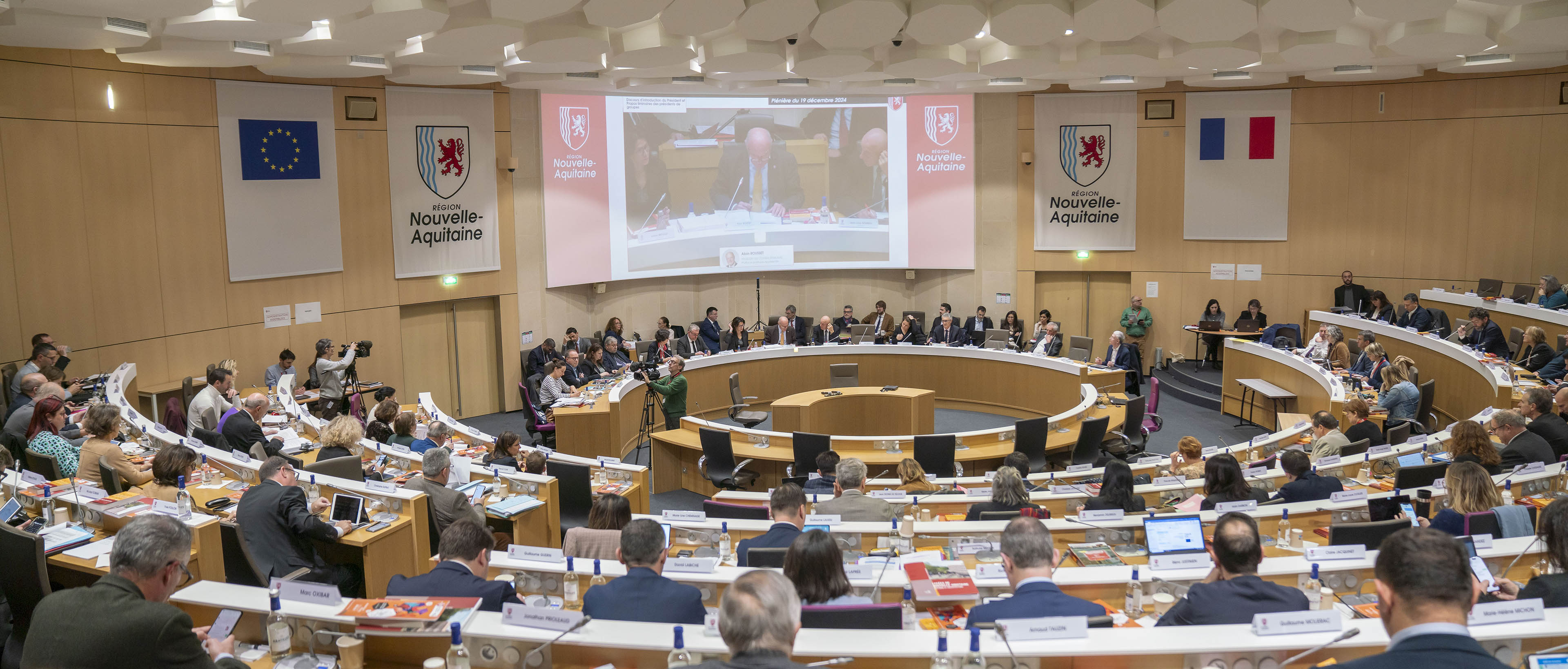 Vue panoramique de l'assemblée régionale : ensemble des élus de dos, président et vice-président de face