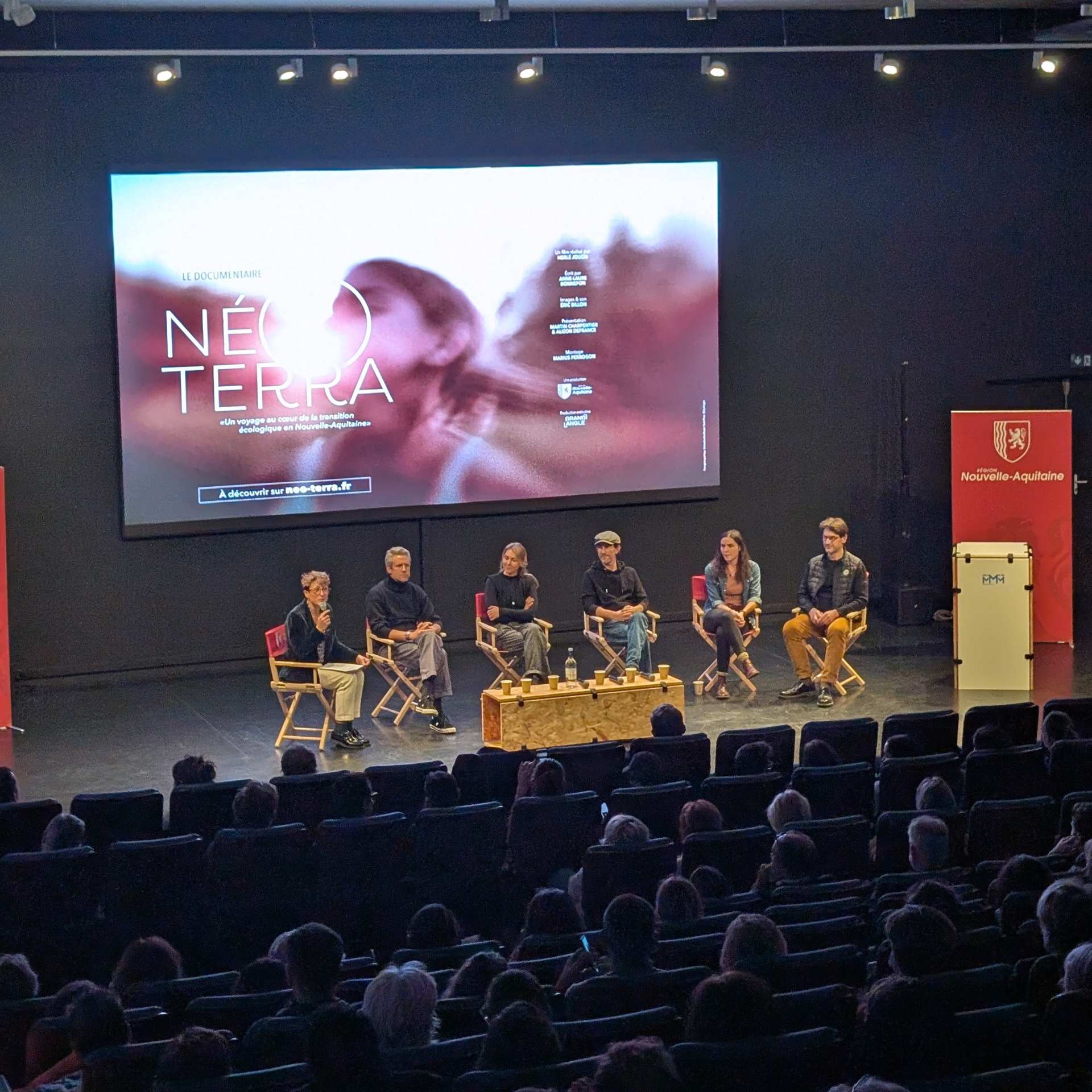 spectacteurs dans une salle de cinéma devant des échanges