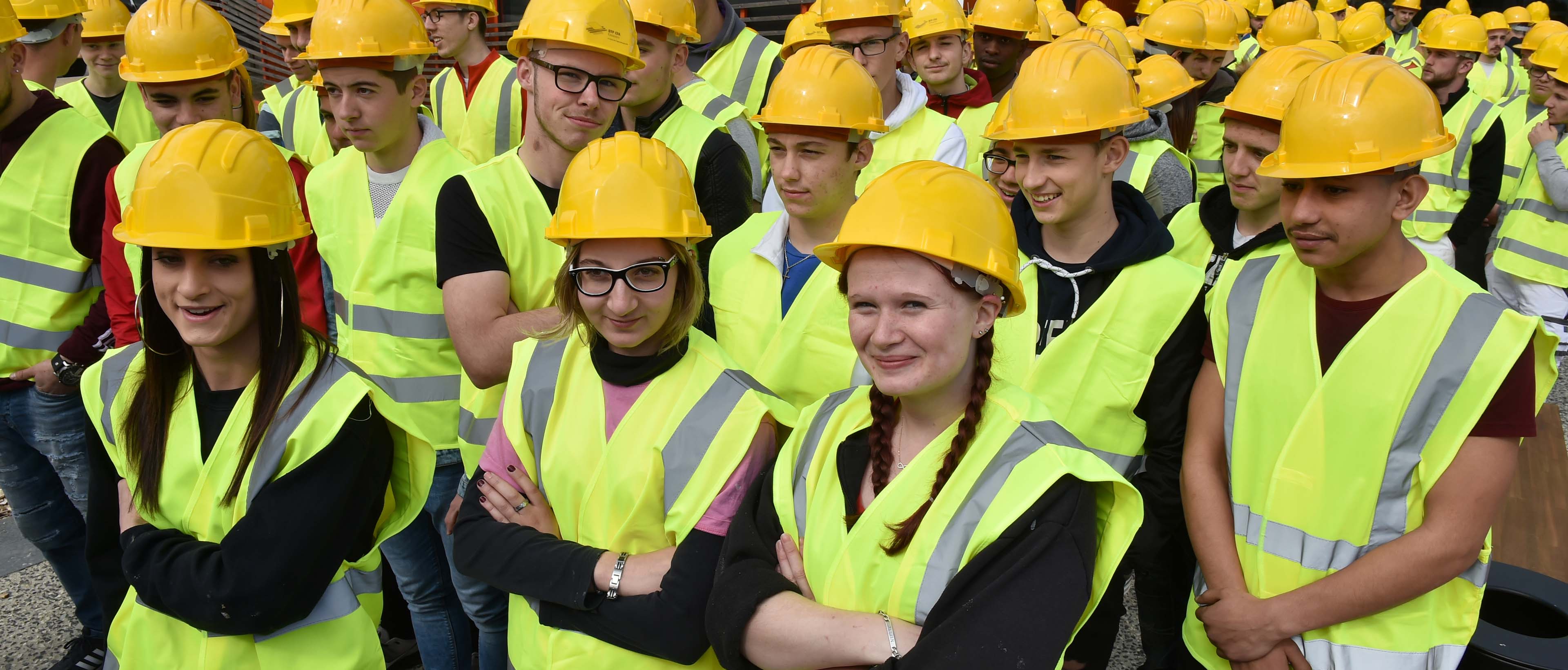 Plusieurs jeunes avec casques de chantier