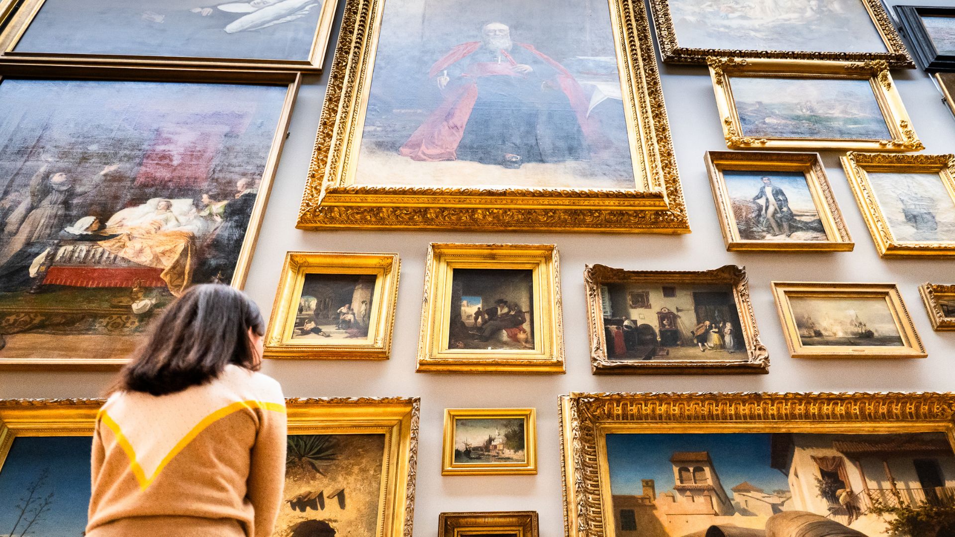 femme regardant tableaux