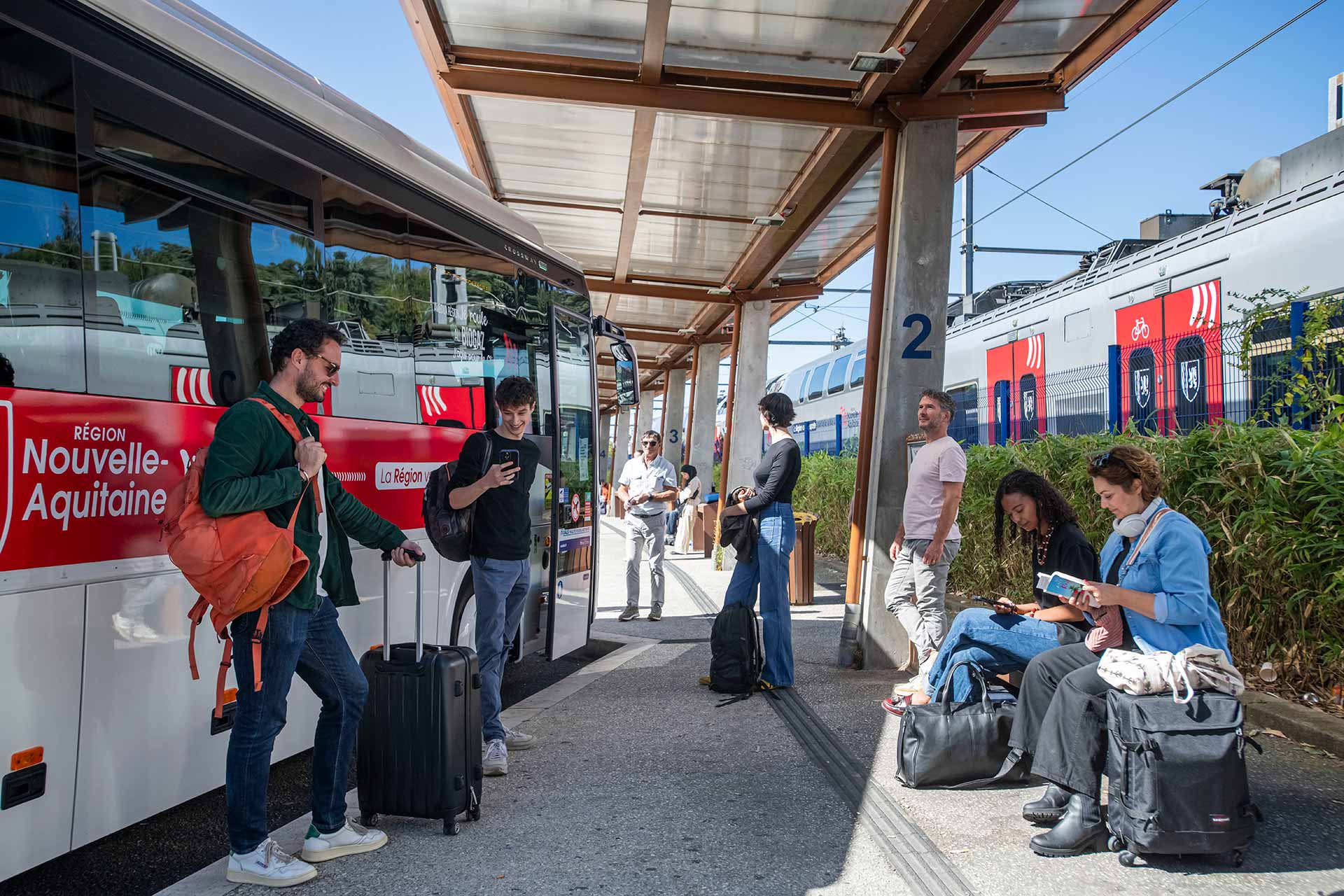 Groupe de personnes attendant le bus