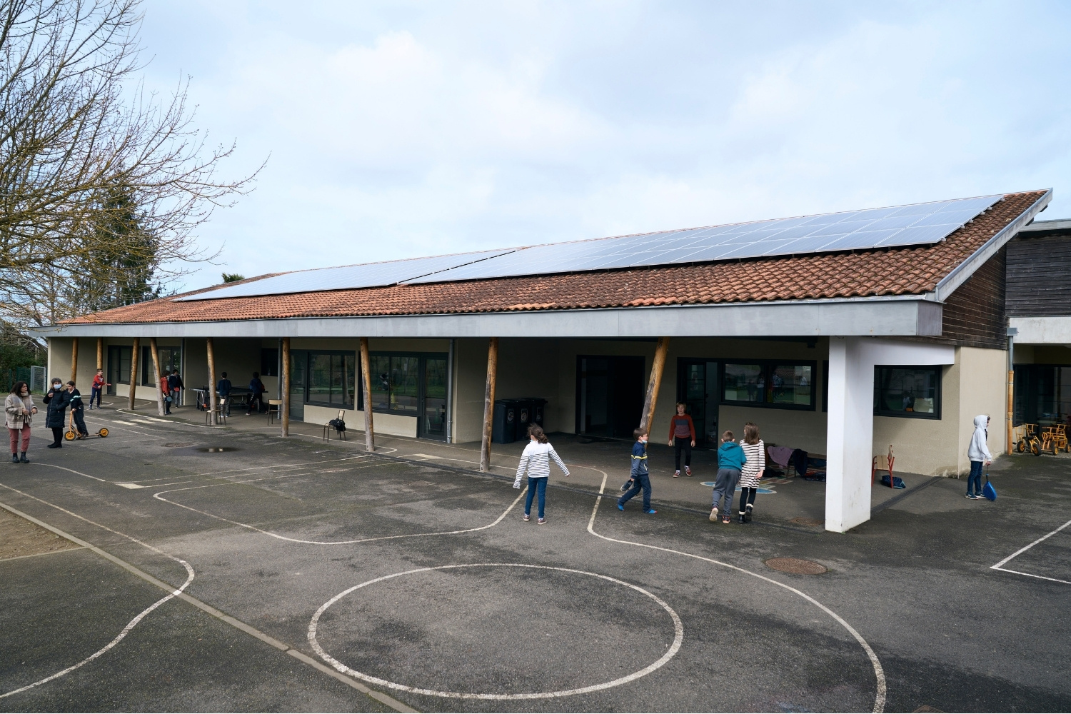panneaux photovoltaïques sur le préau d'une école