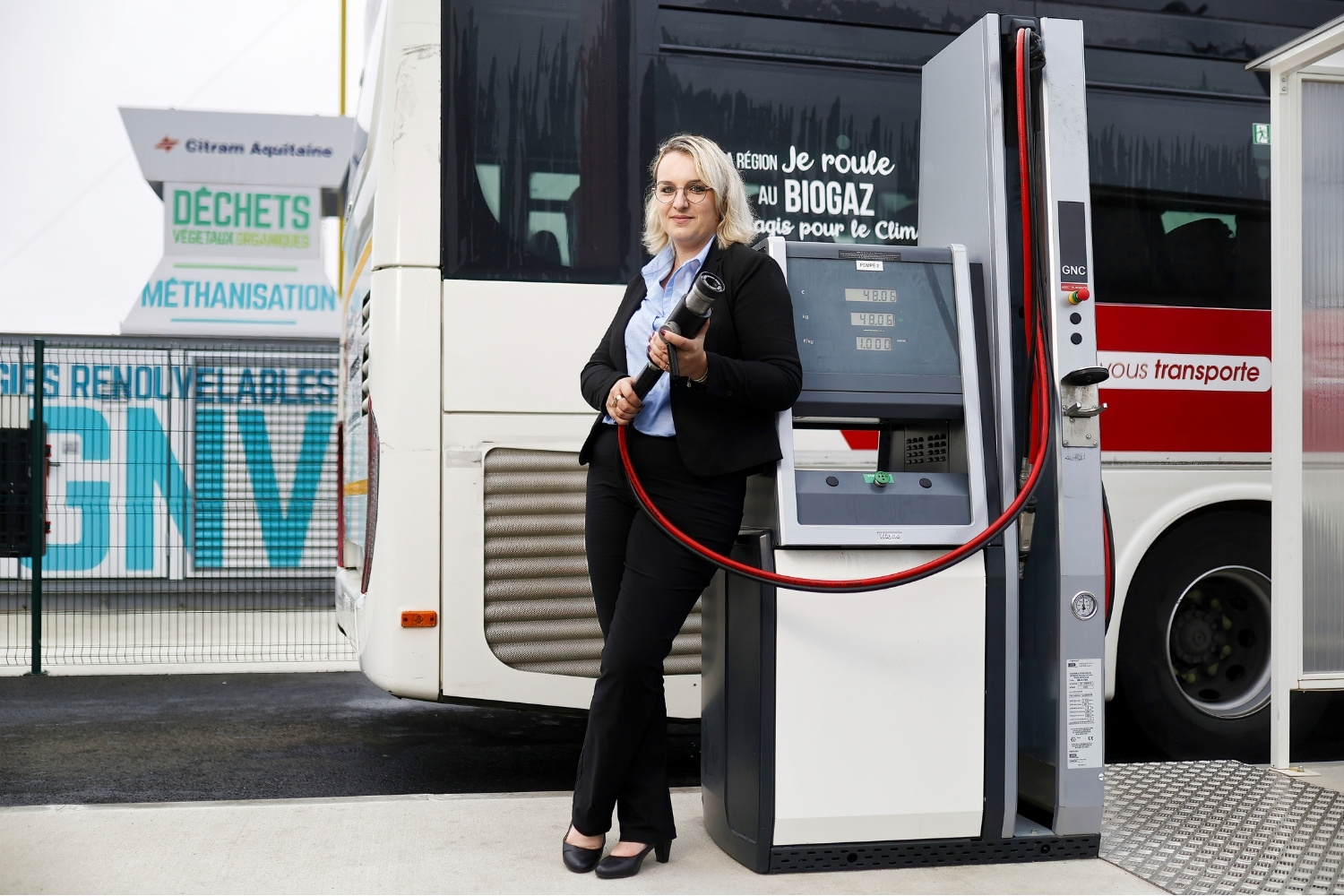 conductrice prenant un carburant de biogaz pour l'autocar
