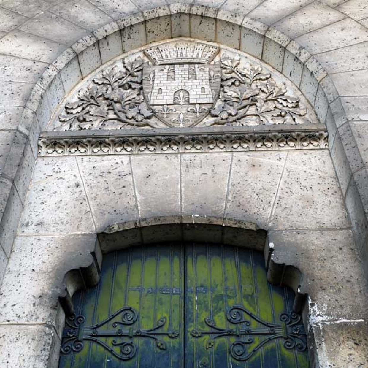 Les armoiries de la ville rappellent sa nature de place forte