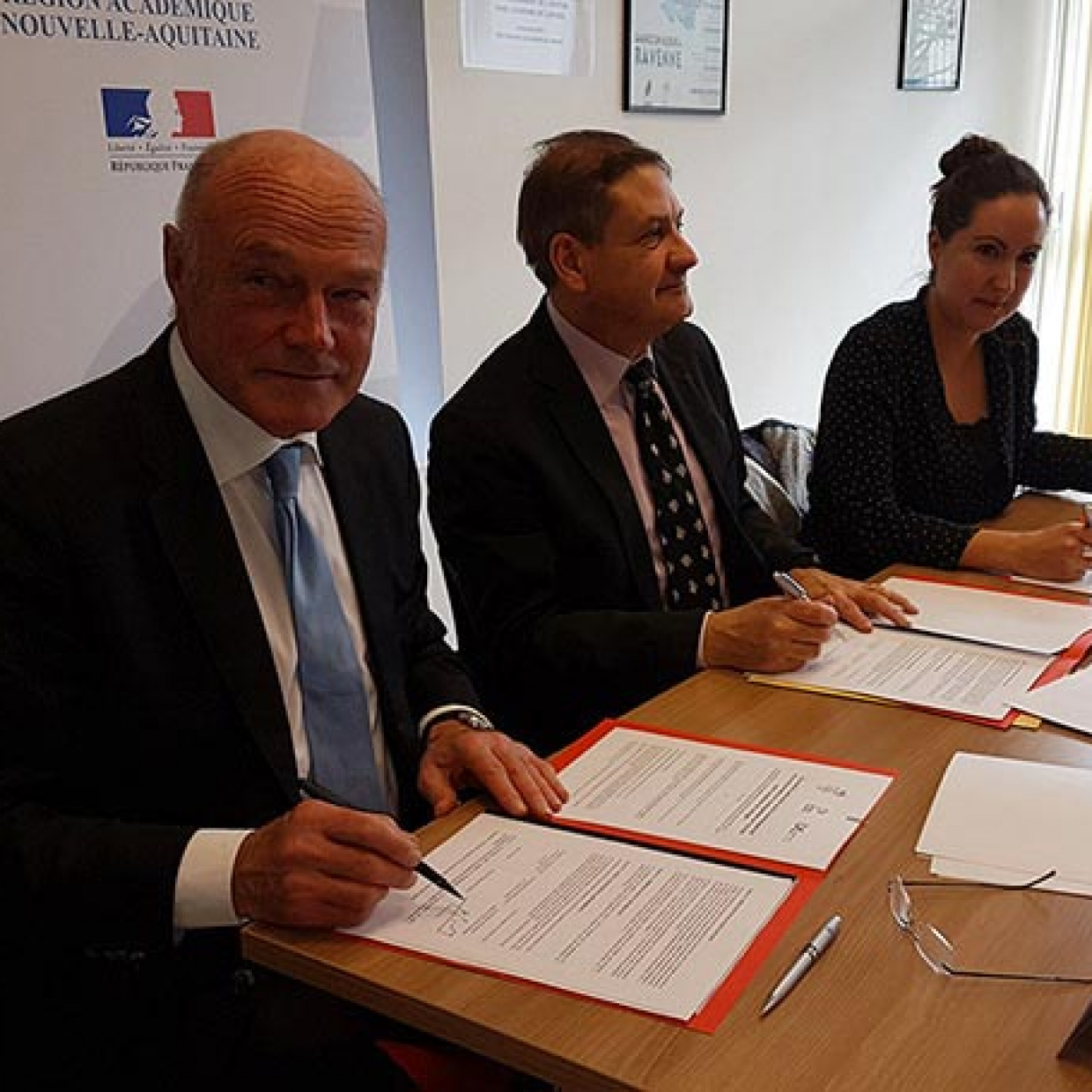 Photo d'Alain Rousset signant la convention Occitan