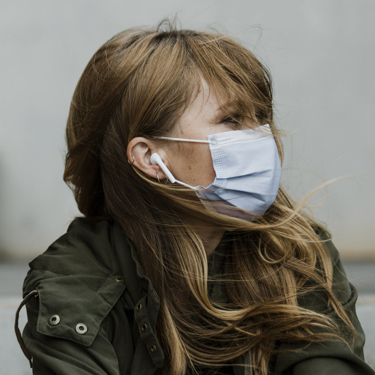 Jeune fille masquée