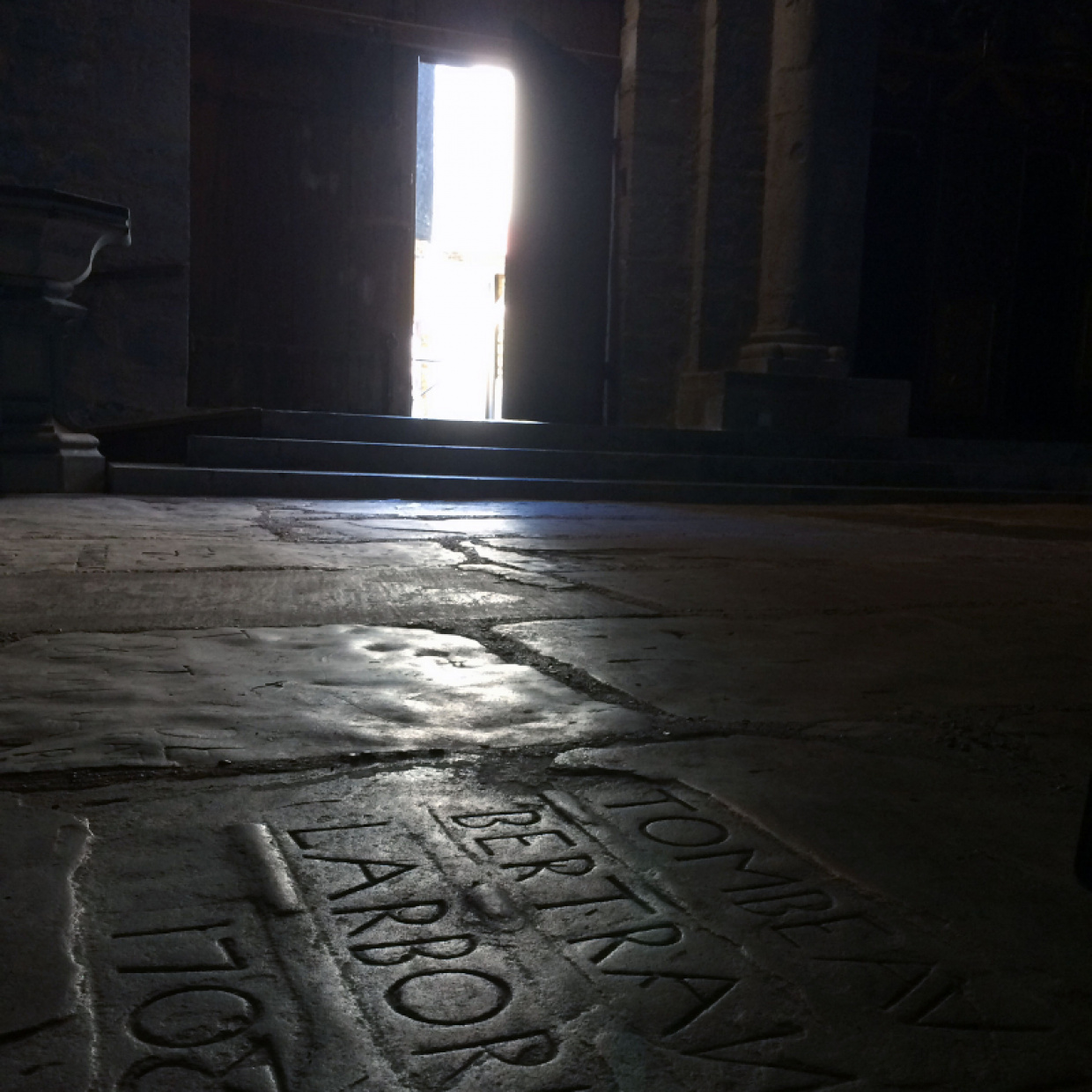 Au sol, des sépultures des XVIIe et XVIIIe siècles