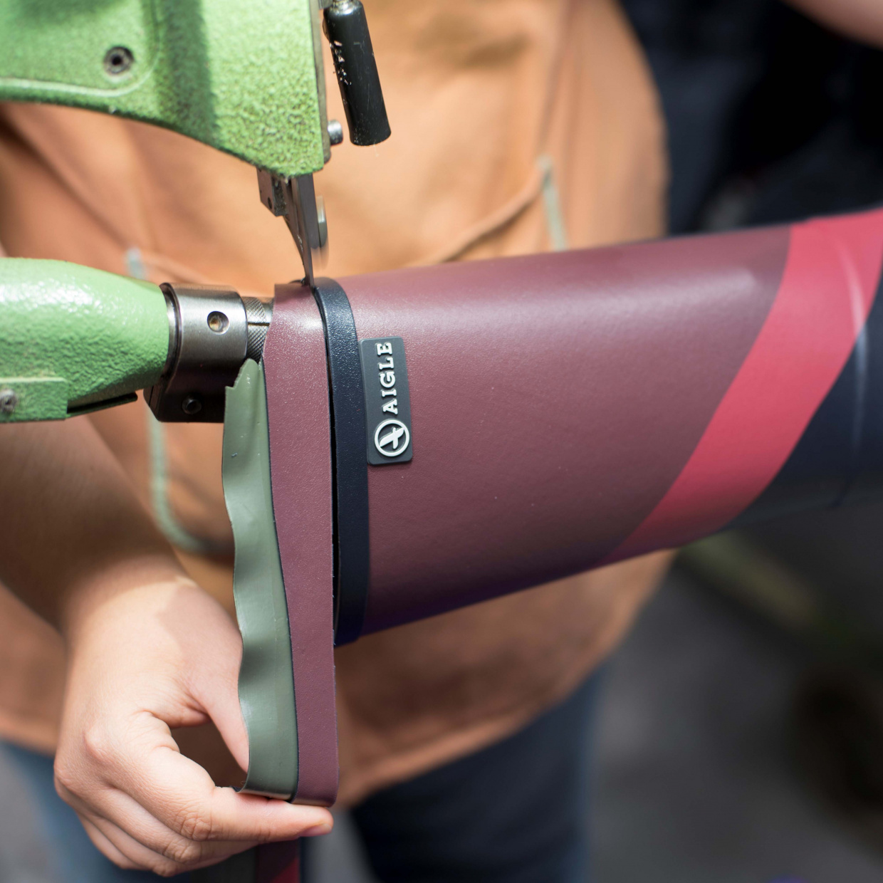 Une étape de la fabrication des bottes Aigle, faites à la main en Nouvelle-Aquitaine