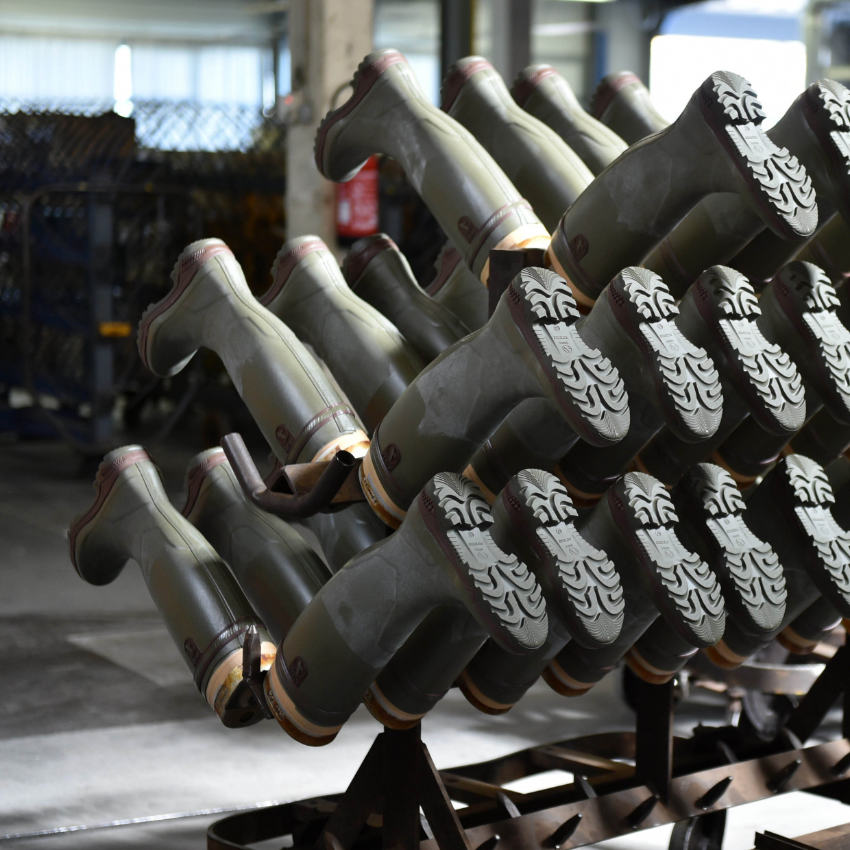 Présentoirs où sont disposées les bottes de la marque Aigle, en cours de fabrication en Nouvele-Aquitaine