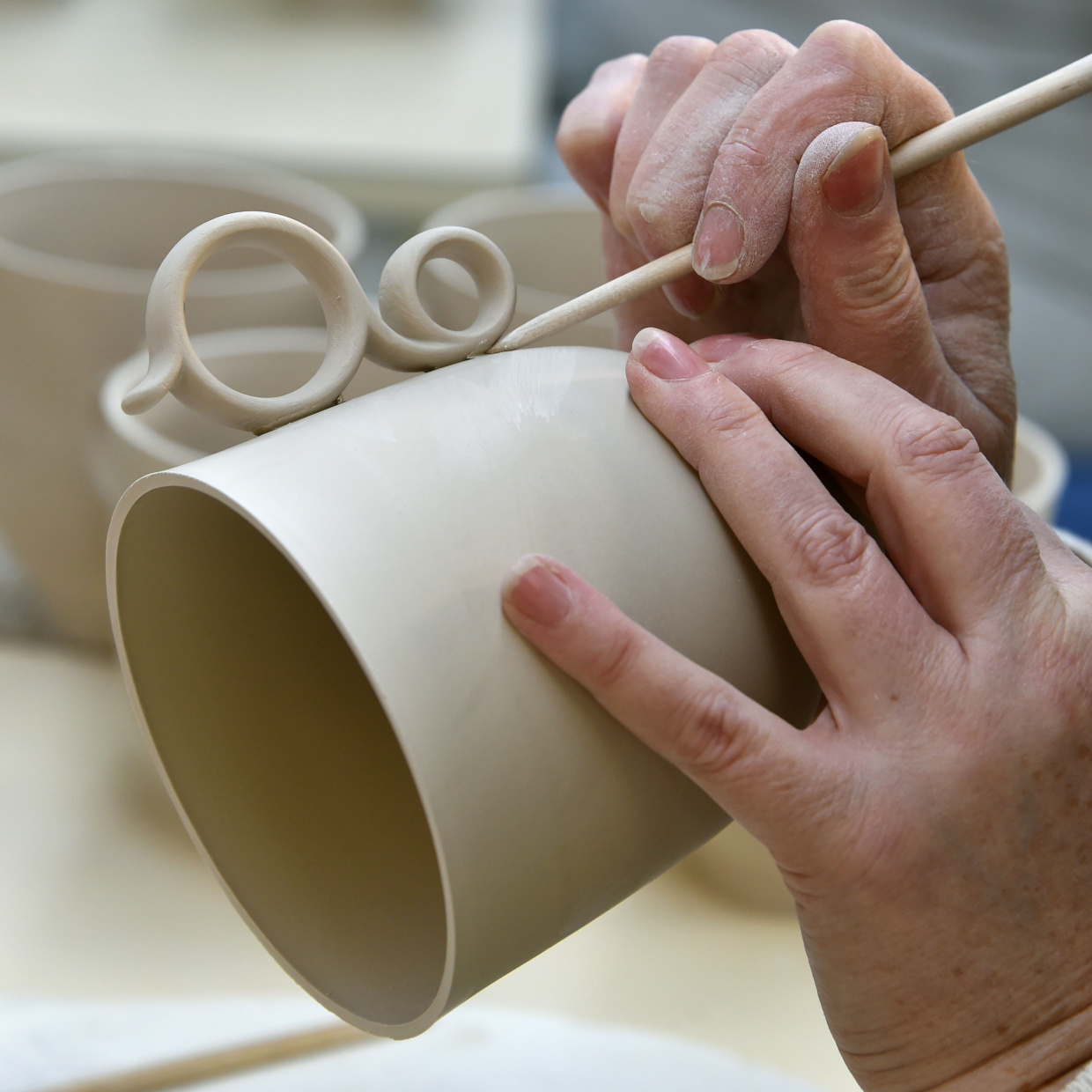 Detail de la fabrication d'une tasse en porcelaine de Limoges en Haute-Vienne