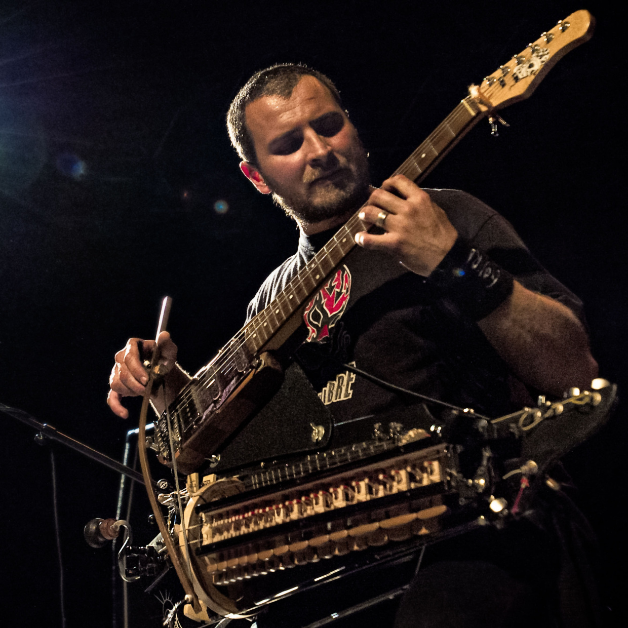 Le musicien béarnais Romain Baudoin et sa vielle customisée avec un manche de guitare électrique.