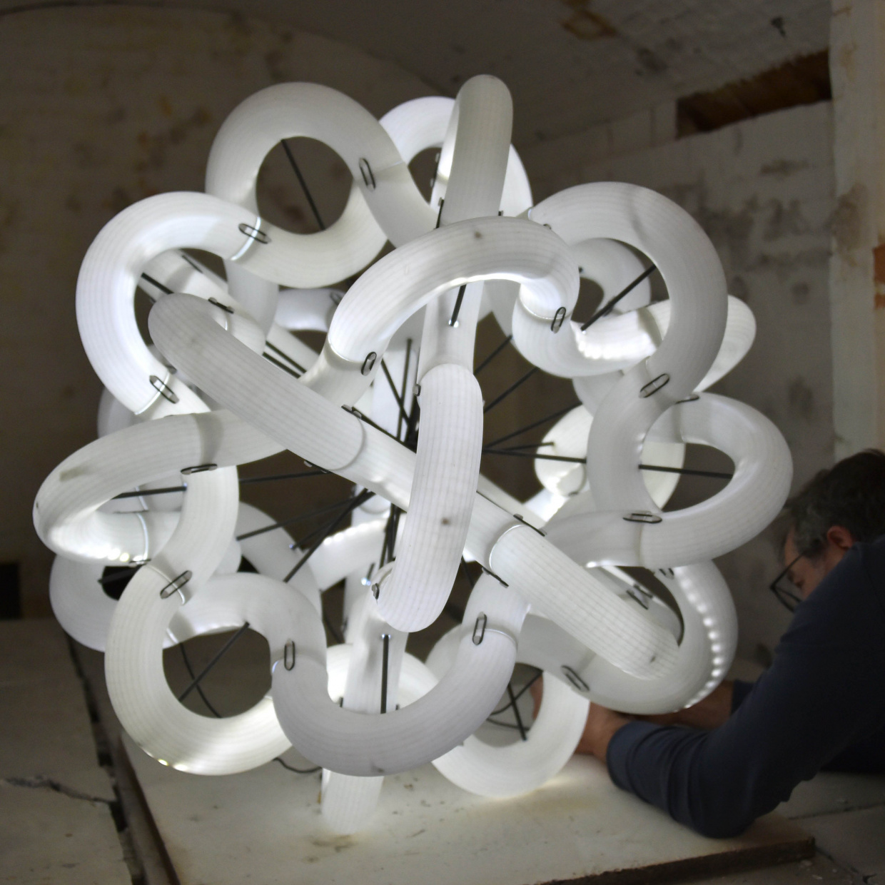 Sculpture de l'association Esprit de Porcelaine, exposée dans un vieux four, en Haute-Vienne