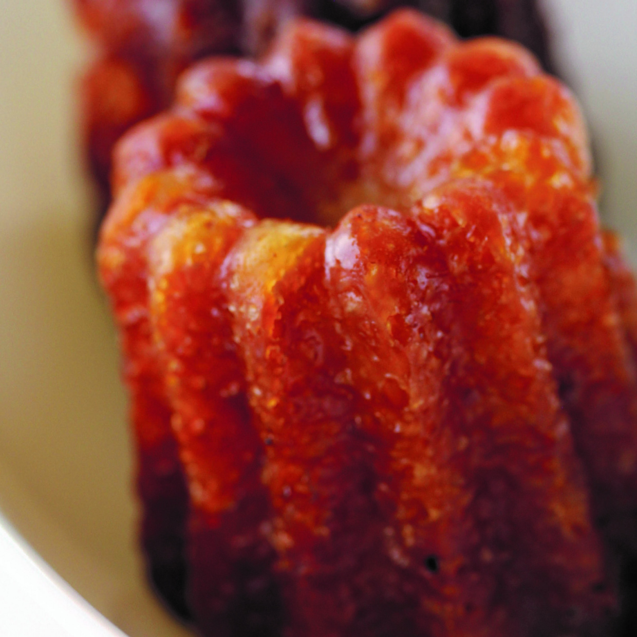 Gros plan sur le croustillant d'un cannelé bordelais