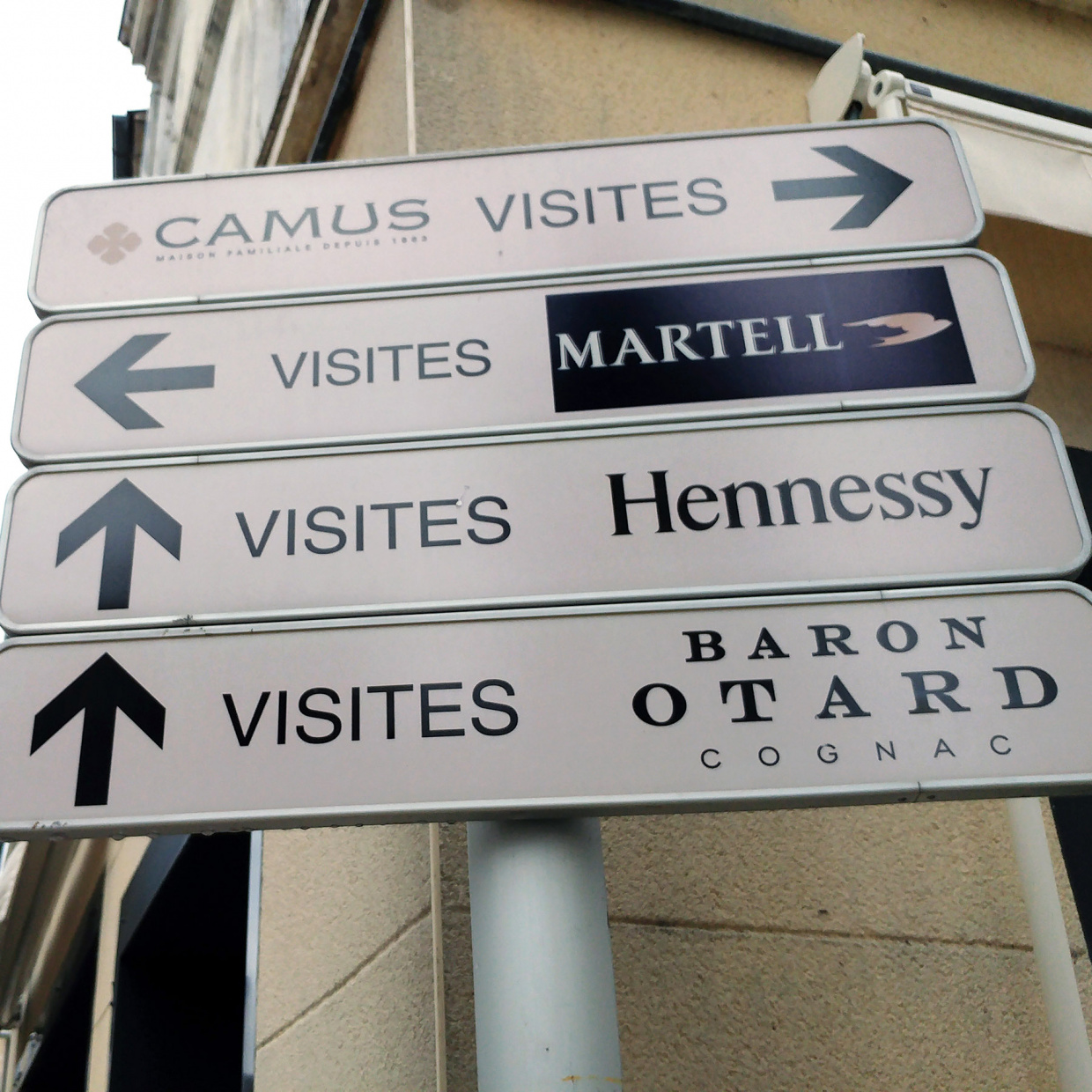 Panneaux de signalisation à Cognac indiquant les grandes maisons productrices de cognac